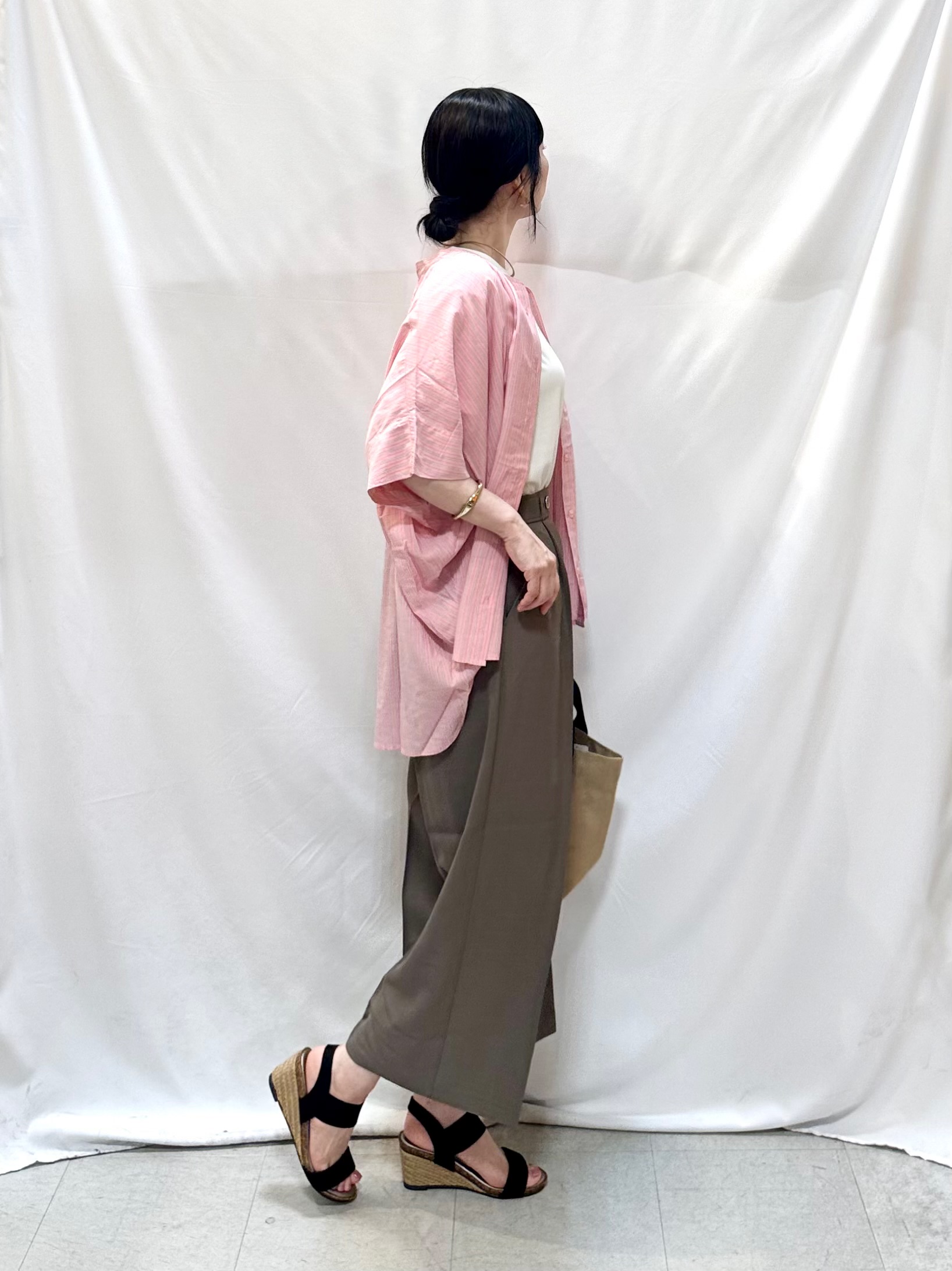 𝐇𝐢𝐫𝐨𝐦𝐢さんの「SHOO･LA･RUE｜【洗濯機可/体型カバー】二の腕隠れる ゆるっとドルマンバンドカラーシャツ」を使ったコーディネート