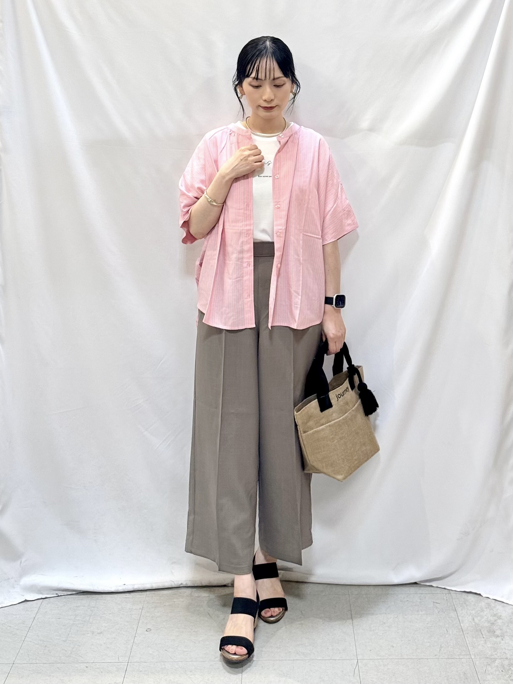 𝐇𝐢𝐫𝐨𝐦𝐢さんの「SHOO･LA･RUE｜【洗濯機可/体型カバー】二の腕隠れる ゆるっとドルマンバンドカラーシャツ」を使ったコーディネート
