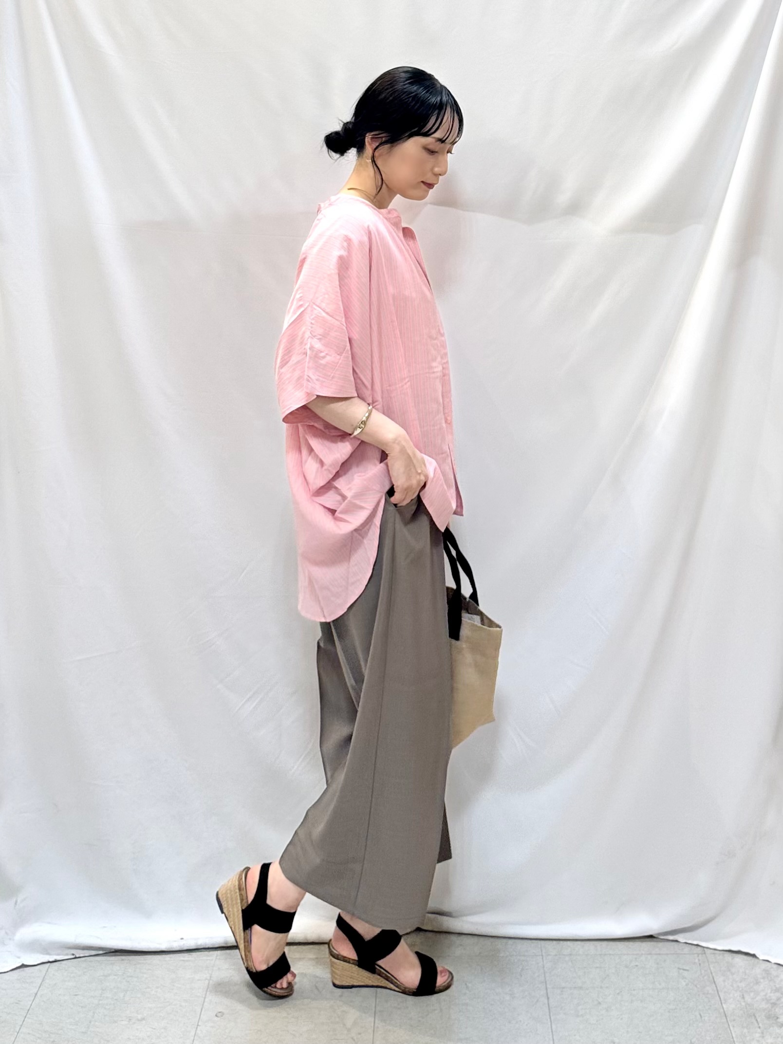 𝐇𝐢𝐫𝐨𝐦𝐢さんの「SHOO･LA･RUE｜【洗濯機可/体型カバー】二の腕隠れる ゆるっとドルマンバンドカラーシャツ」を使ったコーディネート