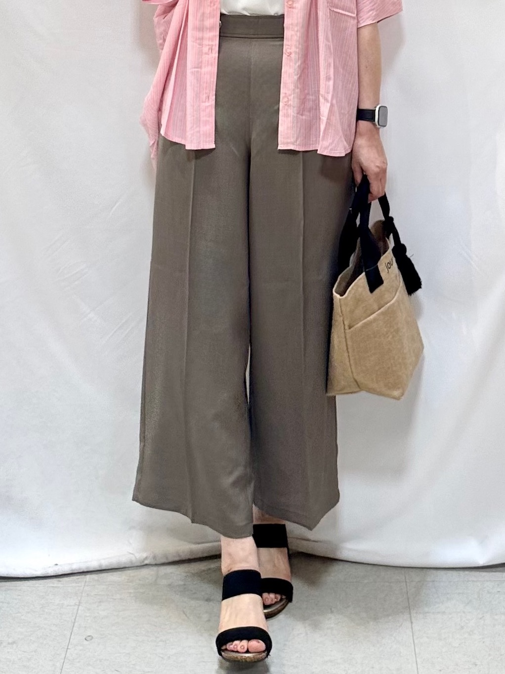 𝐇𝐢𝐫𝐨𝐦𝐢さんの「SHOO･LA･RUE｜【洗濯機可/体型カバー】二の腕隠れる ゆるっとドルマンバンドカラーシャツ」を使ったコーディネート