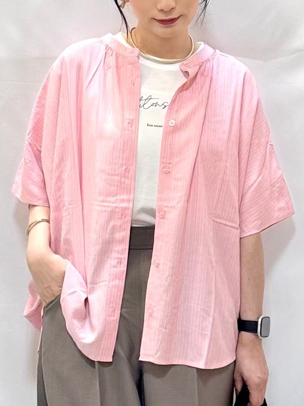 𝐇𝐢𝐫𝐨𝐦𝐢さんの「SHOO･LA･RUE｜【洗濯機可/体型カバー】二の腕隠れる ゆるっとドルマンバンドカラーシャツ」を使ったコーディネート