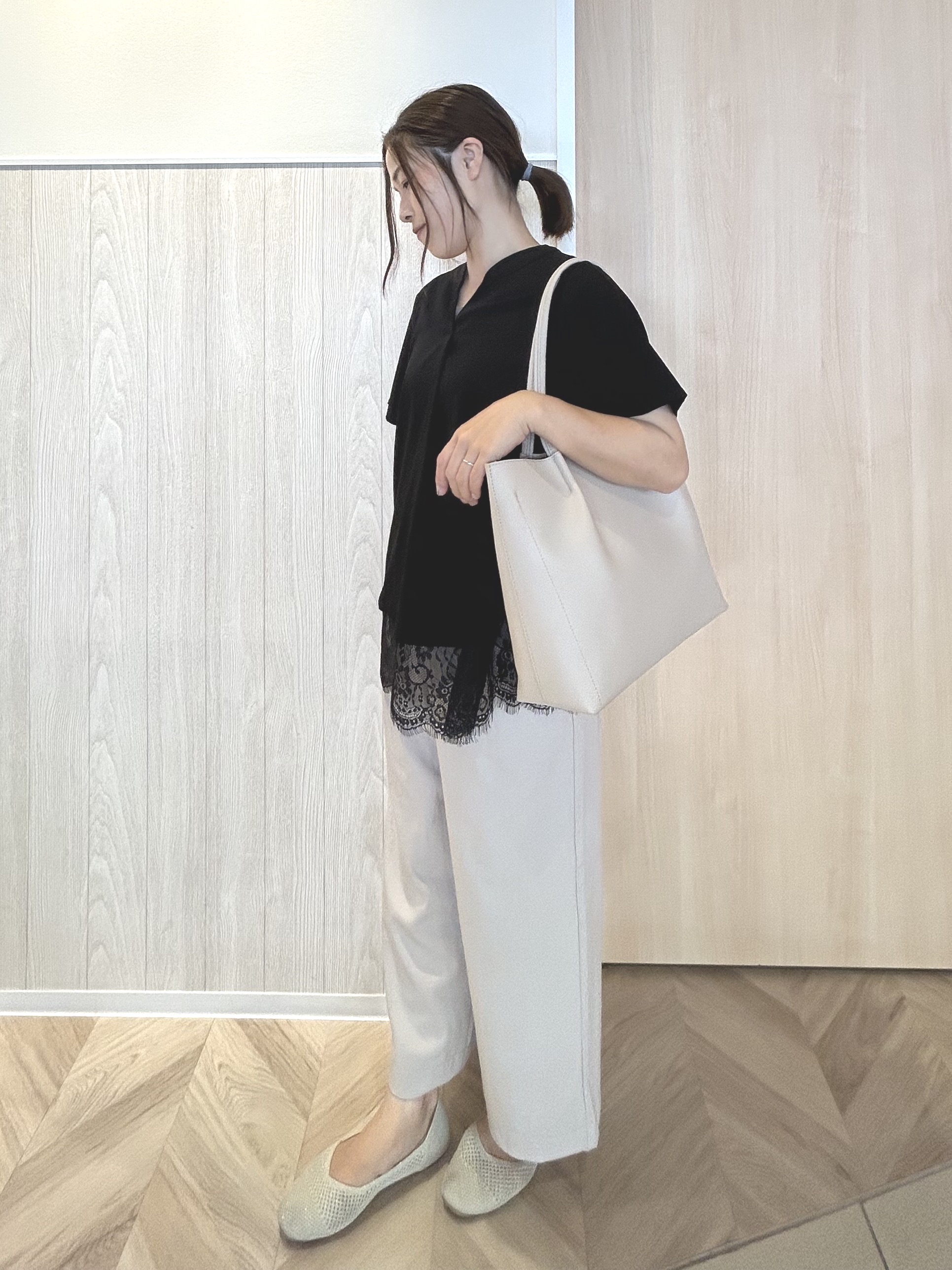 tomoさんの「SHOO･LA･RUE｜【S-LL/洗濯機可】軽凛(かろりん) 楽に着られて上品 裾レーススキッパーブラウス」を使ったコーディネート