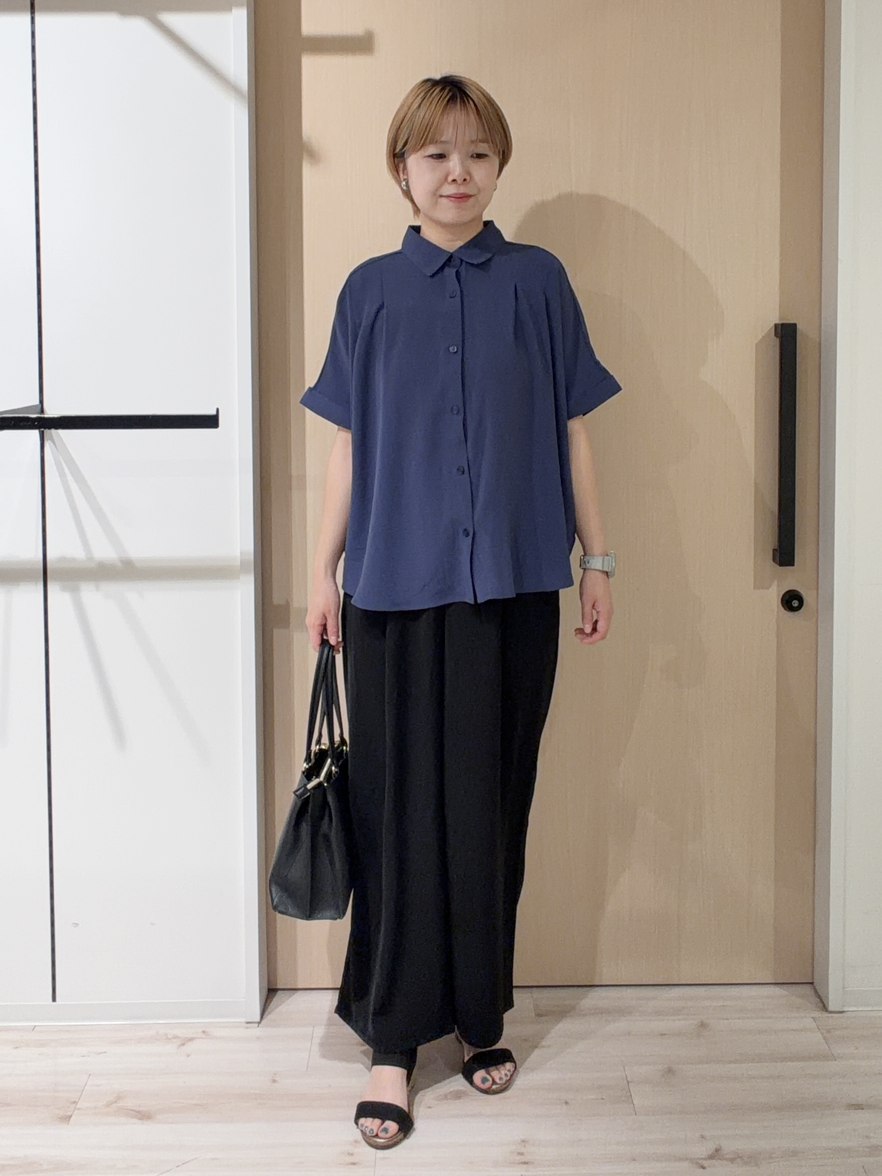 ひらしーさんの「SHOO･LA･RUE｜【洗濯後しわになりにくい/体型カバー】二の腕も隠せる　お袖ロールアップ半袖シャツ」を使ったコーディネート