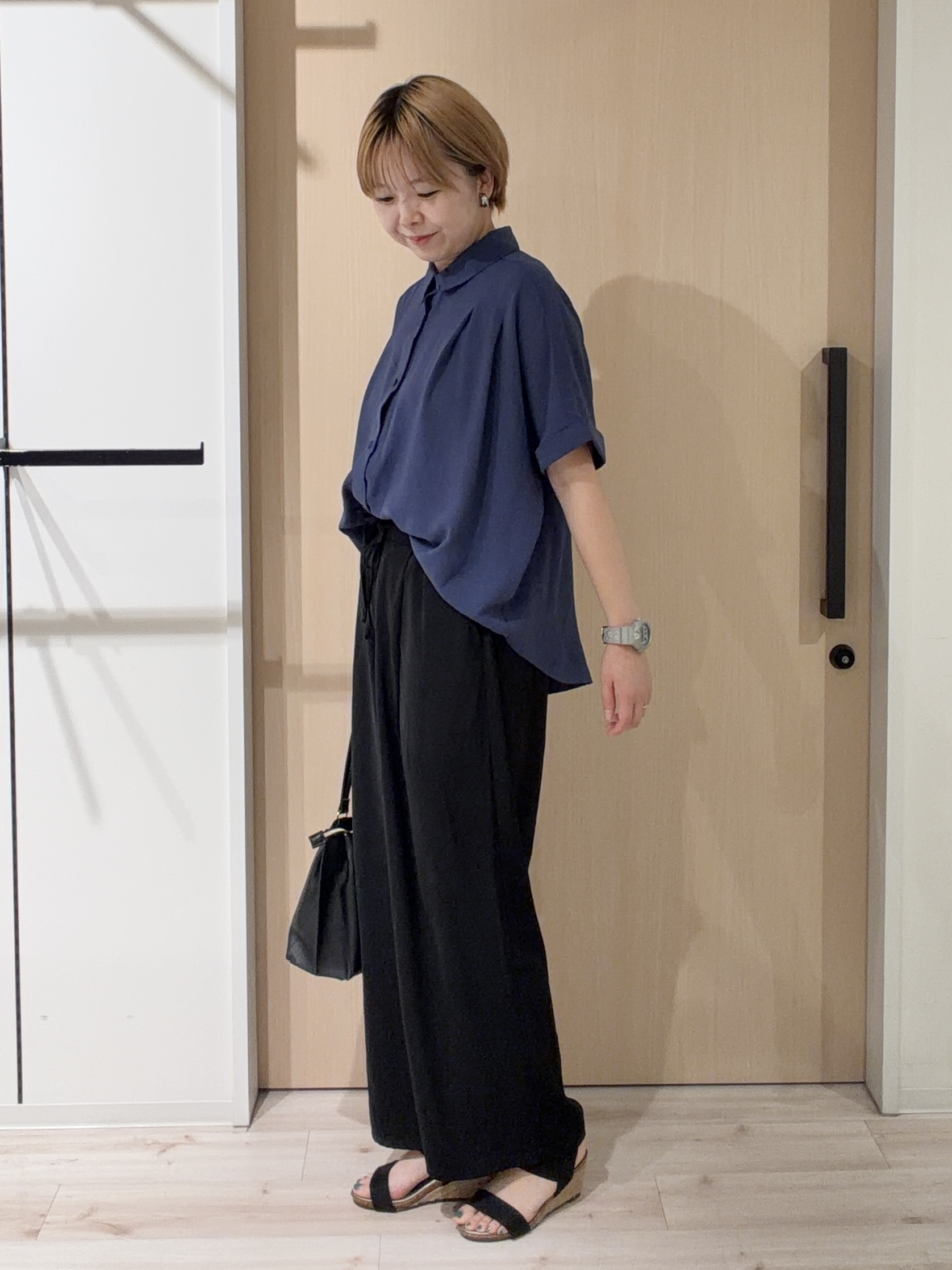 ひらしーさんの「SHOO･LA･RUE｜【洗濯後しわになりにくい/体型カバー】二の腕も隠せる　お袖ロールアップ半袖シャツ」を使ったコーディネート