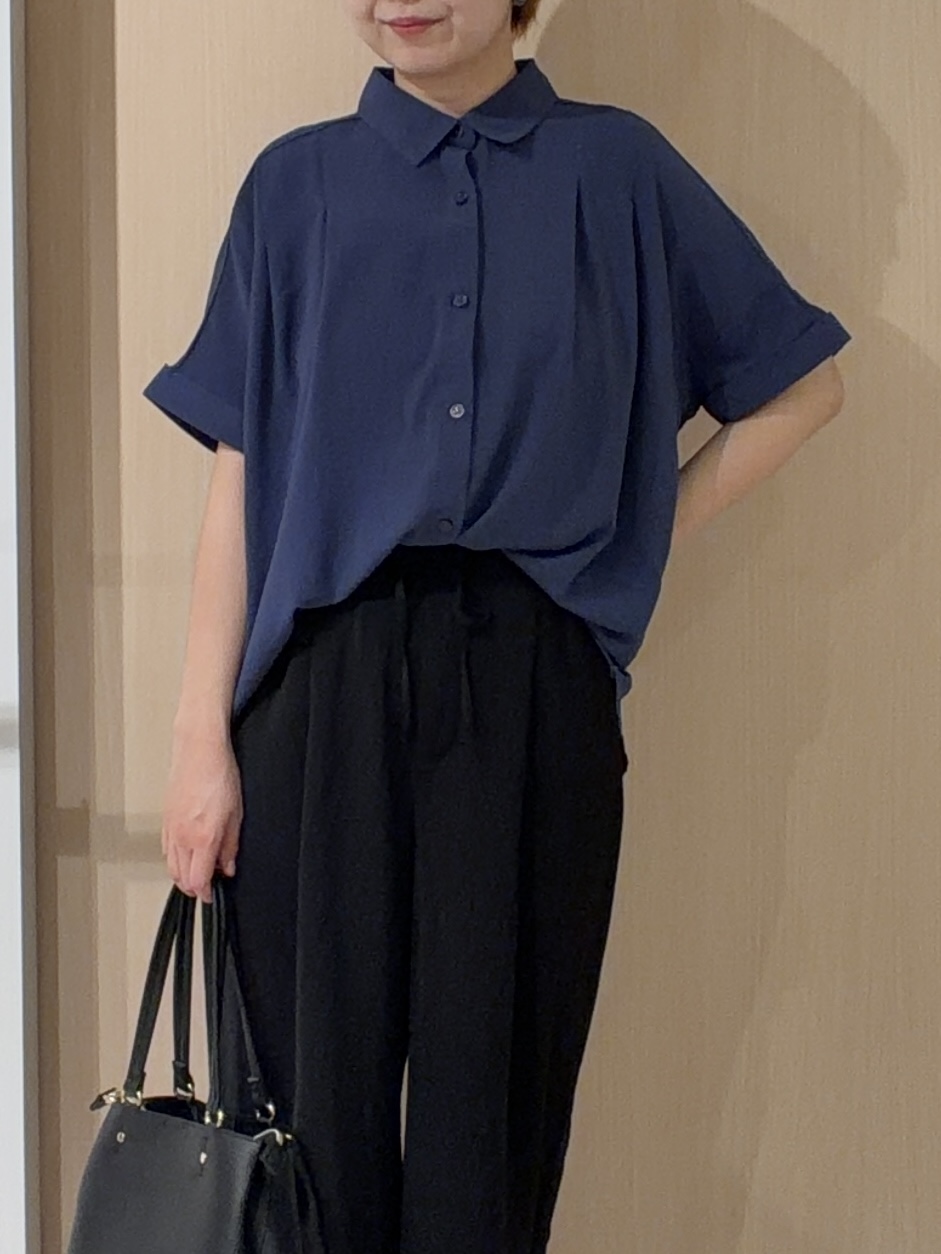 ひらしーさんの「SHOO･LA･RUE｜【洗濯後しわになりにくい/体型カバー】二の腕も隠せる　お袖ロールアップ半袖シャツ」を使ったコーディネート