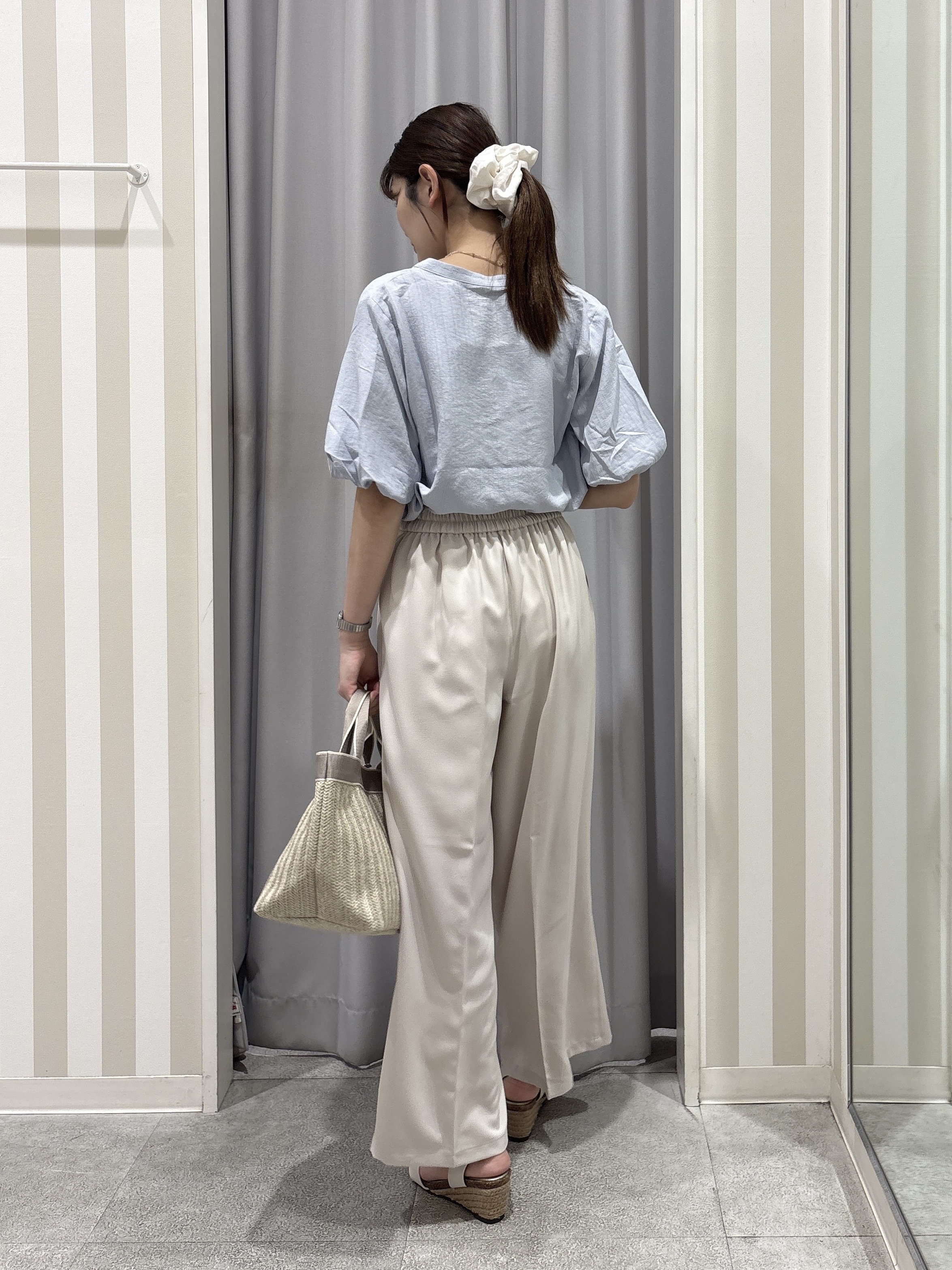 Rikaさんの「SHOO･LA･RUE｜【洗濯機可】バルーンスリーブで二の腕カバー キーネック5分袖ブラウス」を使ったコーディネート