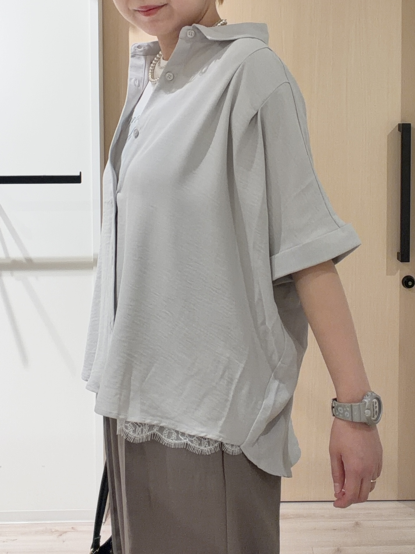 ひらしーさんの「SHOO･LA･RUE｜【洗濯後しわになりにくい/体型カバー】二の腕も隠せる　お袖ロールアップ半袖シャツ」を使ったコーディネート