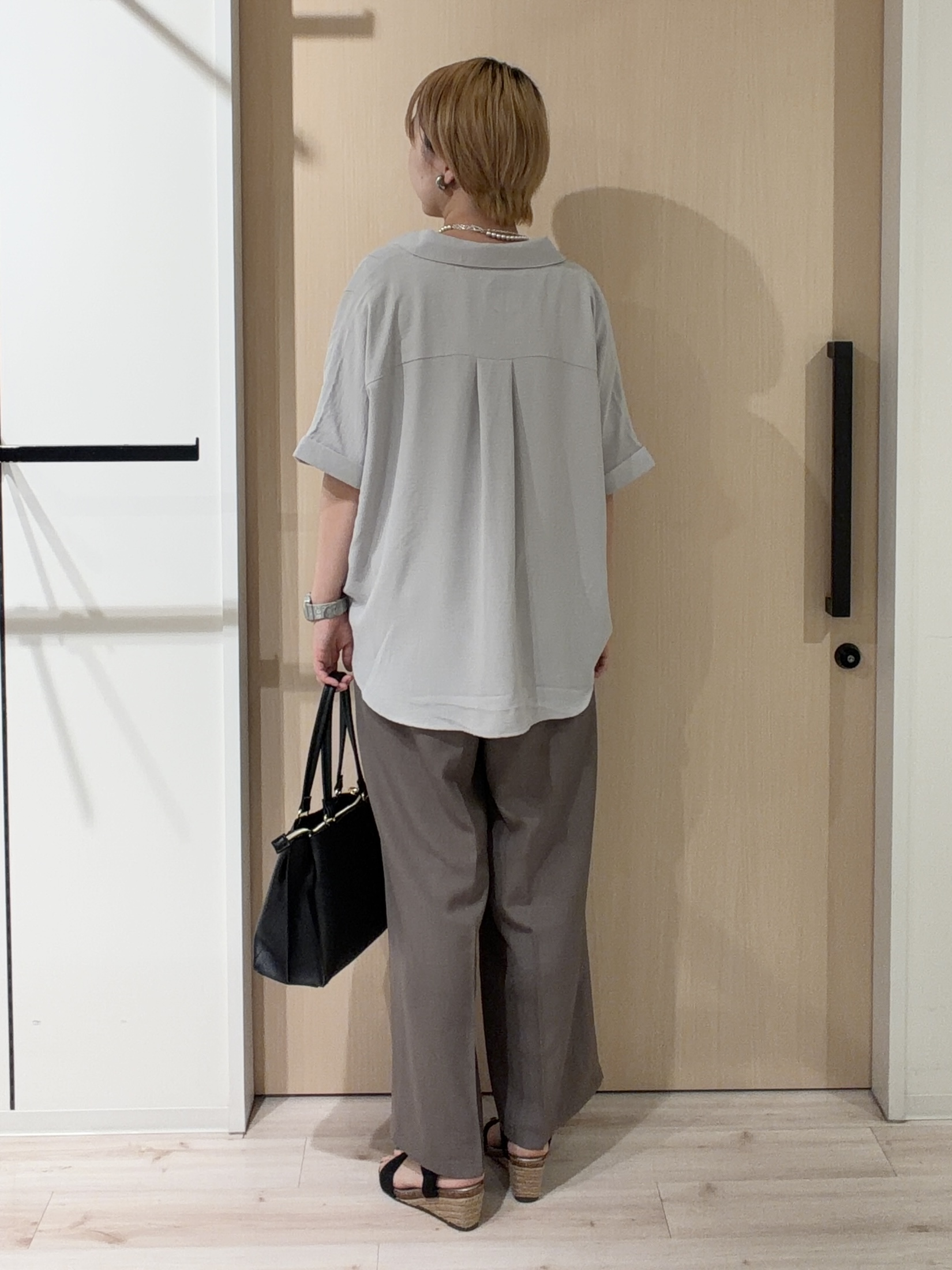 ひらしーさんの「SHOO･LA･RUE｜【洗濯後しわになりにくい/体型カバー】二の腕も隠せる　お袖ロールアップ半袖シャツ」を使ったコーディネート