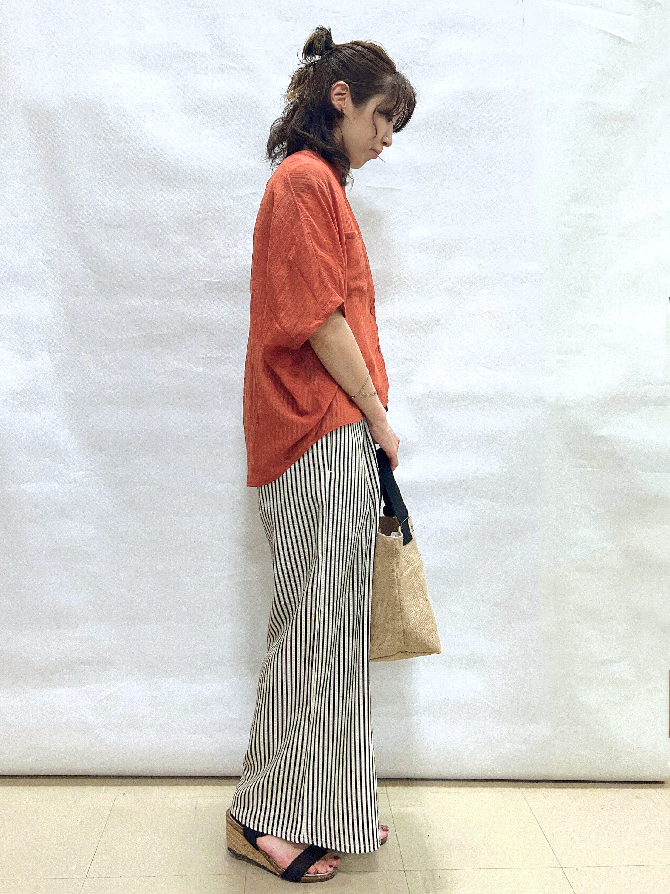 まっつんさんの「SHOO･LA･RUE｜【洗濯機可/選べる6色】程よいシアー感が涼し気 ゆったりワッシャードルマンブラウス」を使ったコーディネート