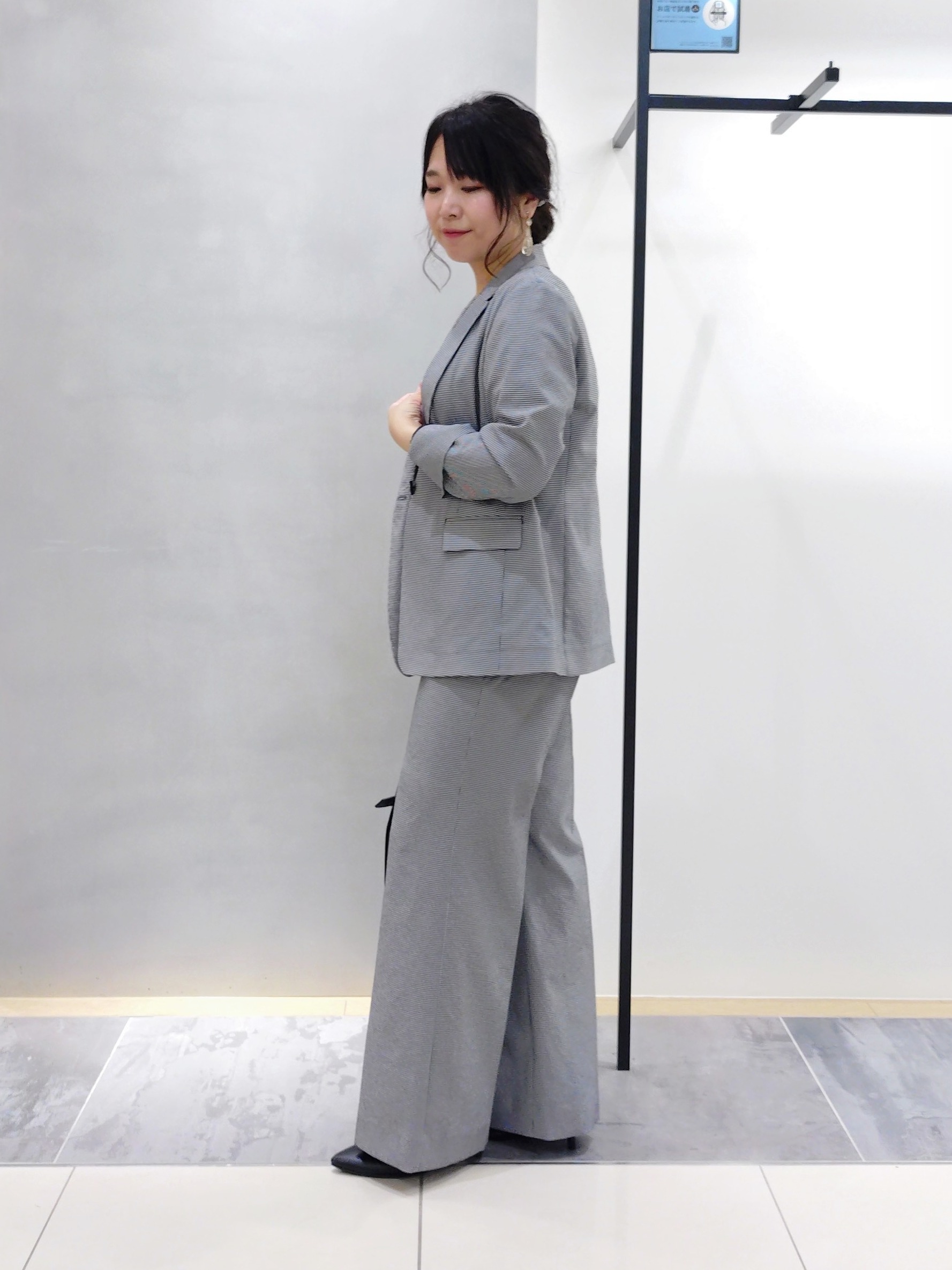 TOMOMIさんの「INDIVI｜【洗える／スーツインナー／UVケア】Vネックストライプブラウス」を使ったコーディネート
