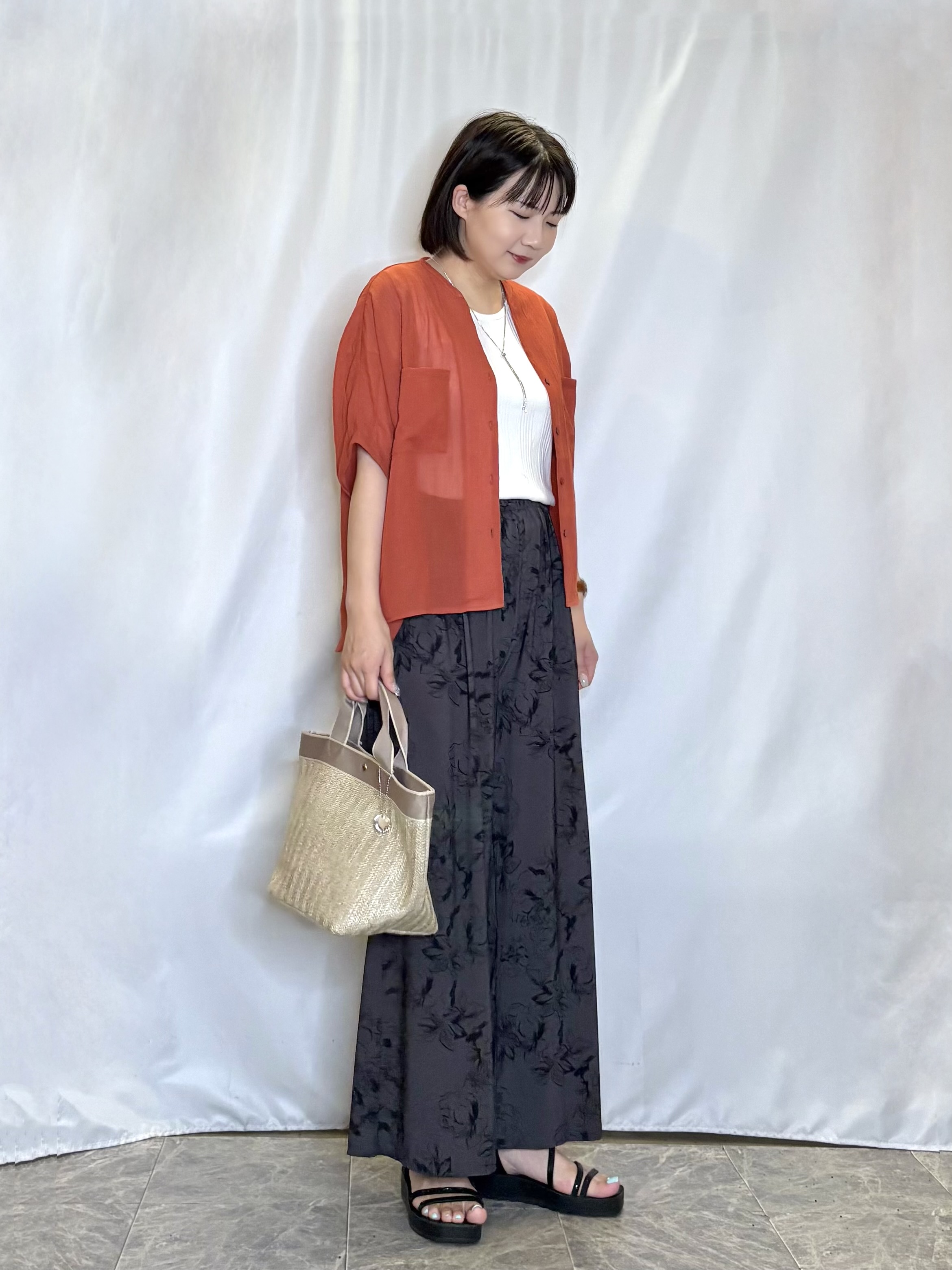 ネリさんの「SHOO･LA･RUE｜【洗濯機可/選べる6色】程よいシアー感が涼し気 ゆったりワッシャードルマンブラウス」を使ったコーディネート