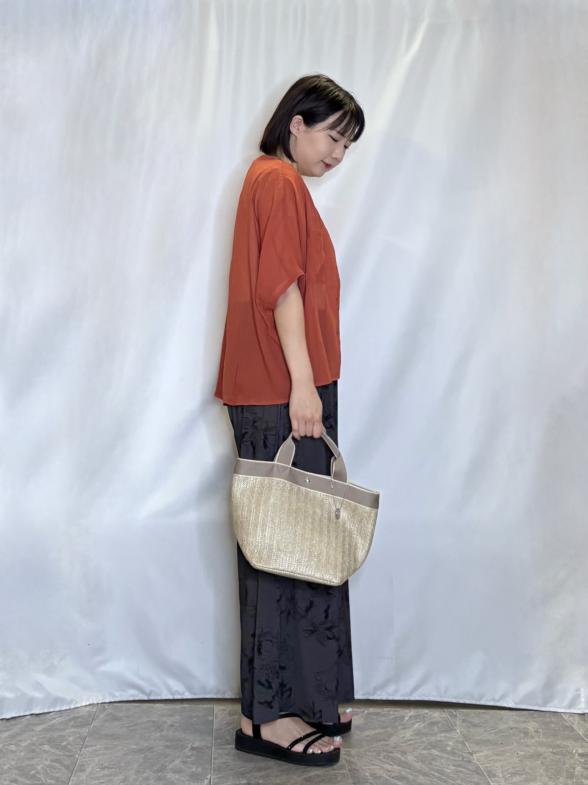ネリさんの「SHOO･LA･RUE｜【洗濯機可/選べる6色】程よいシアー感が涼し気 ゆったりワッシャードルマンブラウス」を使ったコーディネート