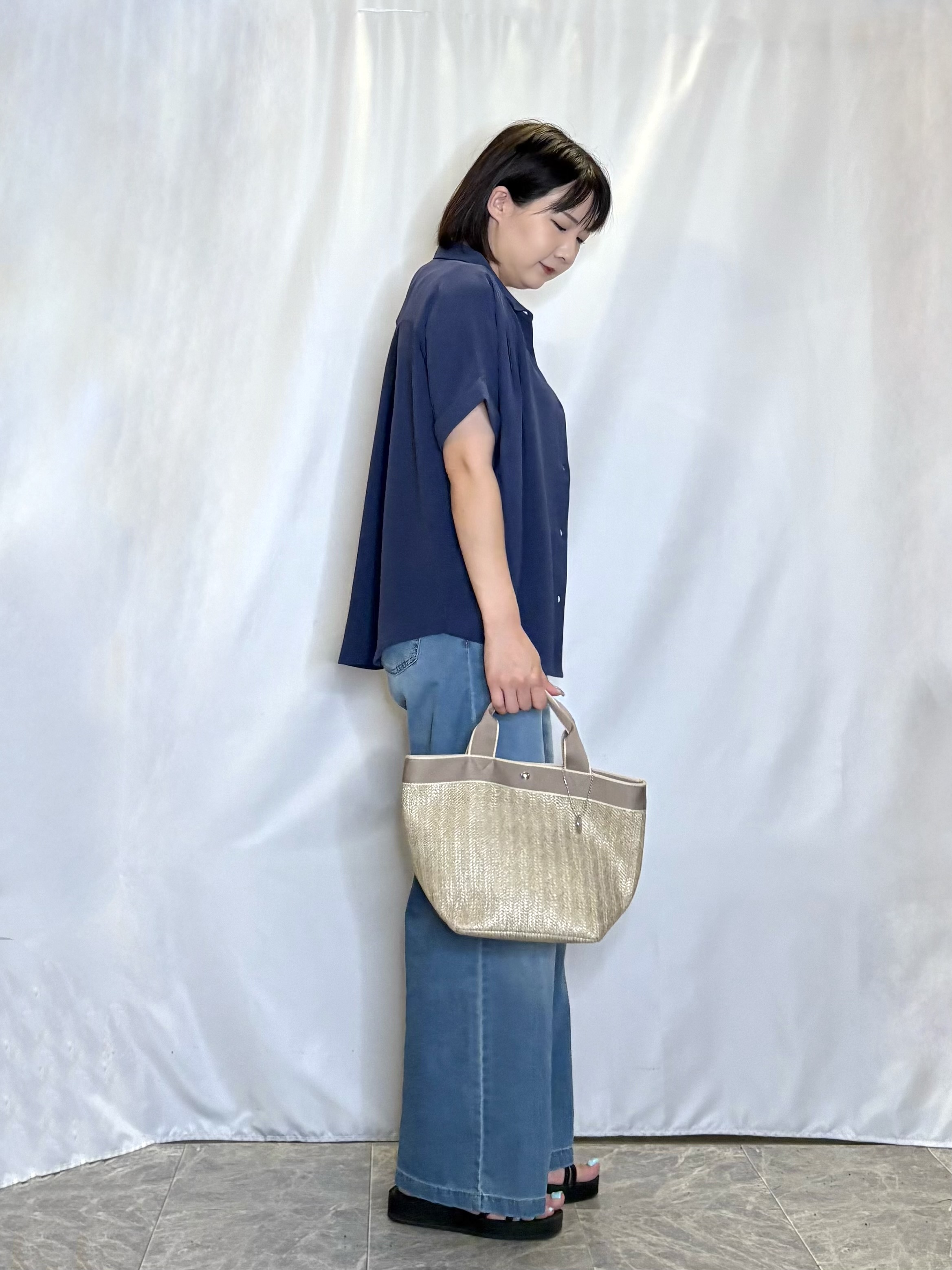 ネリさんの「SHOO･LA･RUE｜【洗濯後しわになりにくい/体型カバー】二の腕も隠せる　お袖ロールアップ半袖シャツ」を使ったコーディネート