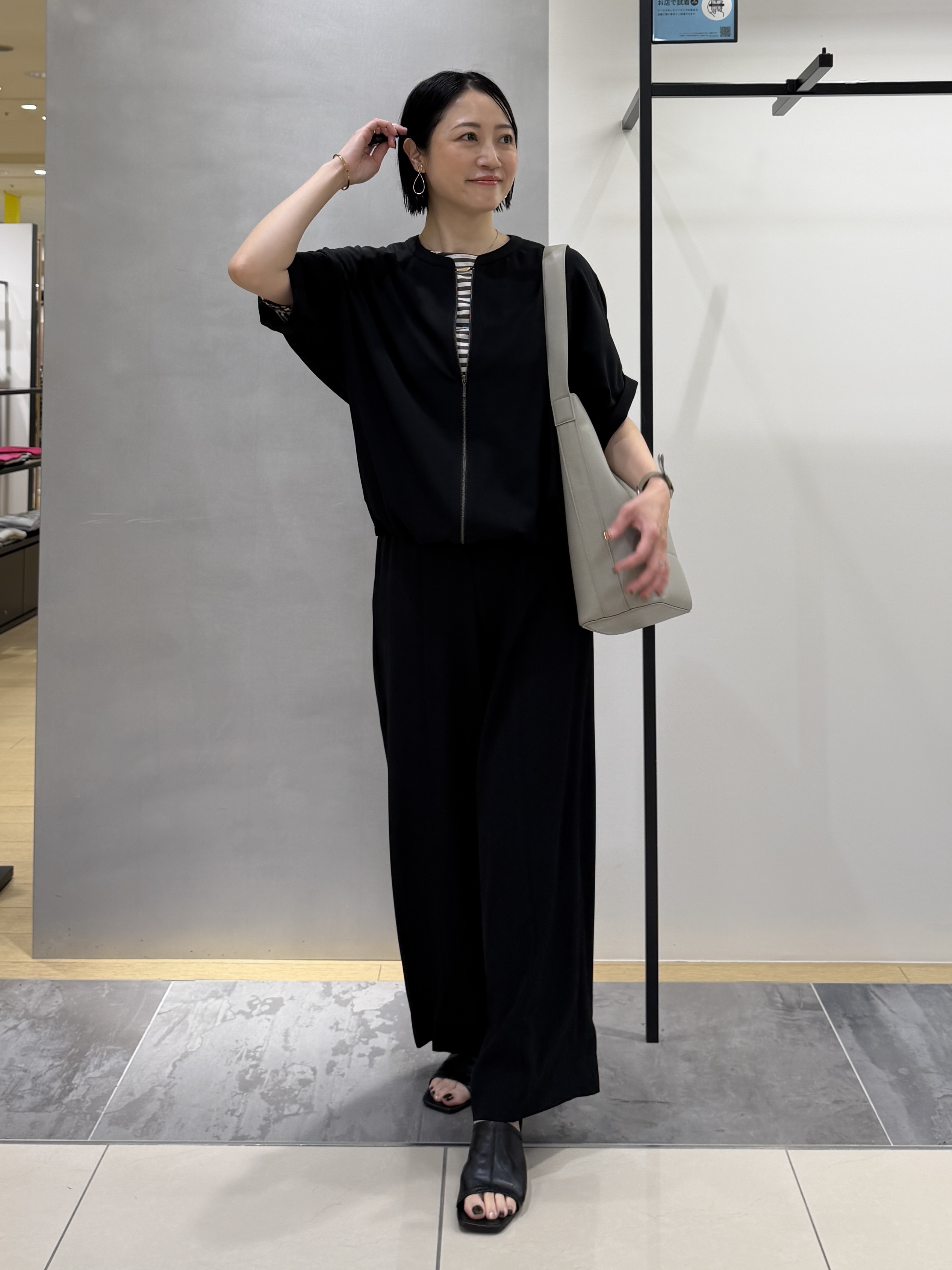 shihoさんの「INDIVI｜【秋羽織り/着る日傘】ドルマンフォルムブルゾン」を使ったコーディネート
