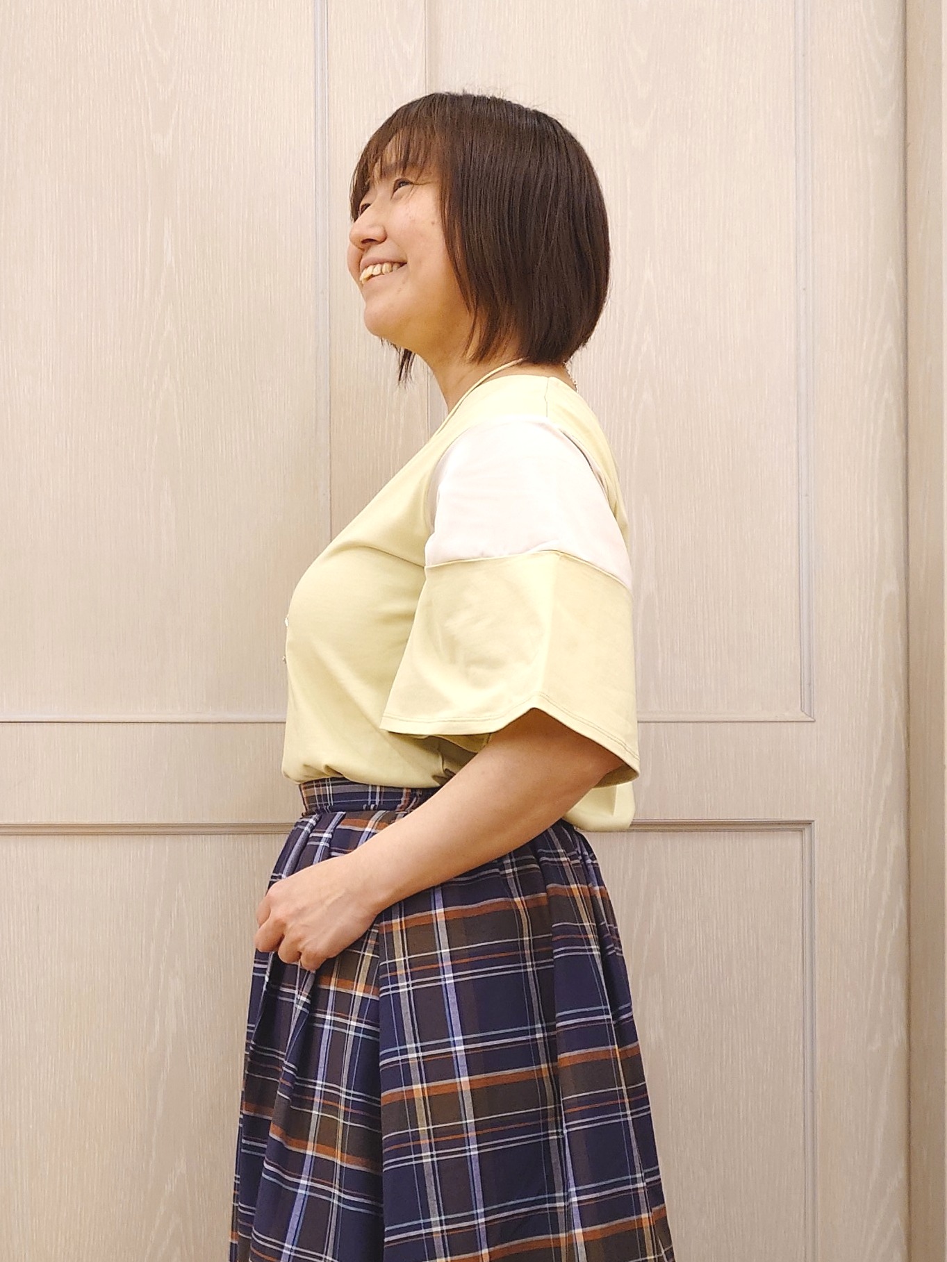 とろろさんの「SHOO･LA･RUE｜【S-LL/洗濯機可/体型カバー】フレアスリーブで二の腕を自然に隠せる 浅VネックTシャツ」を使ったコーディネート