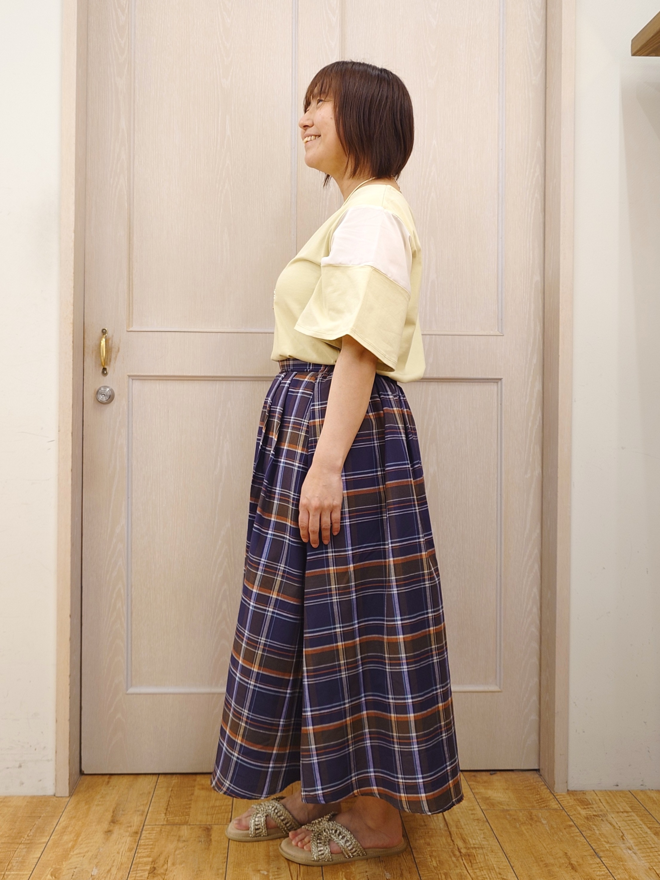 とろろさんの「SHOO･LA･RUE｜【S-LL/洗濯機可/体型カバー】フレアスリーブで二の腕を自然に隠せる 浅VネックTシャツ」を使ったコーディネート