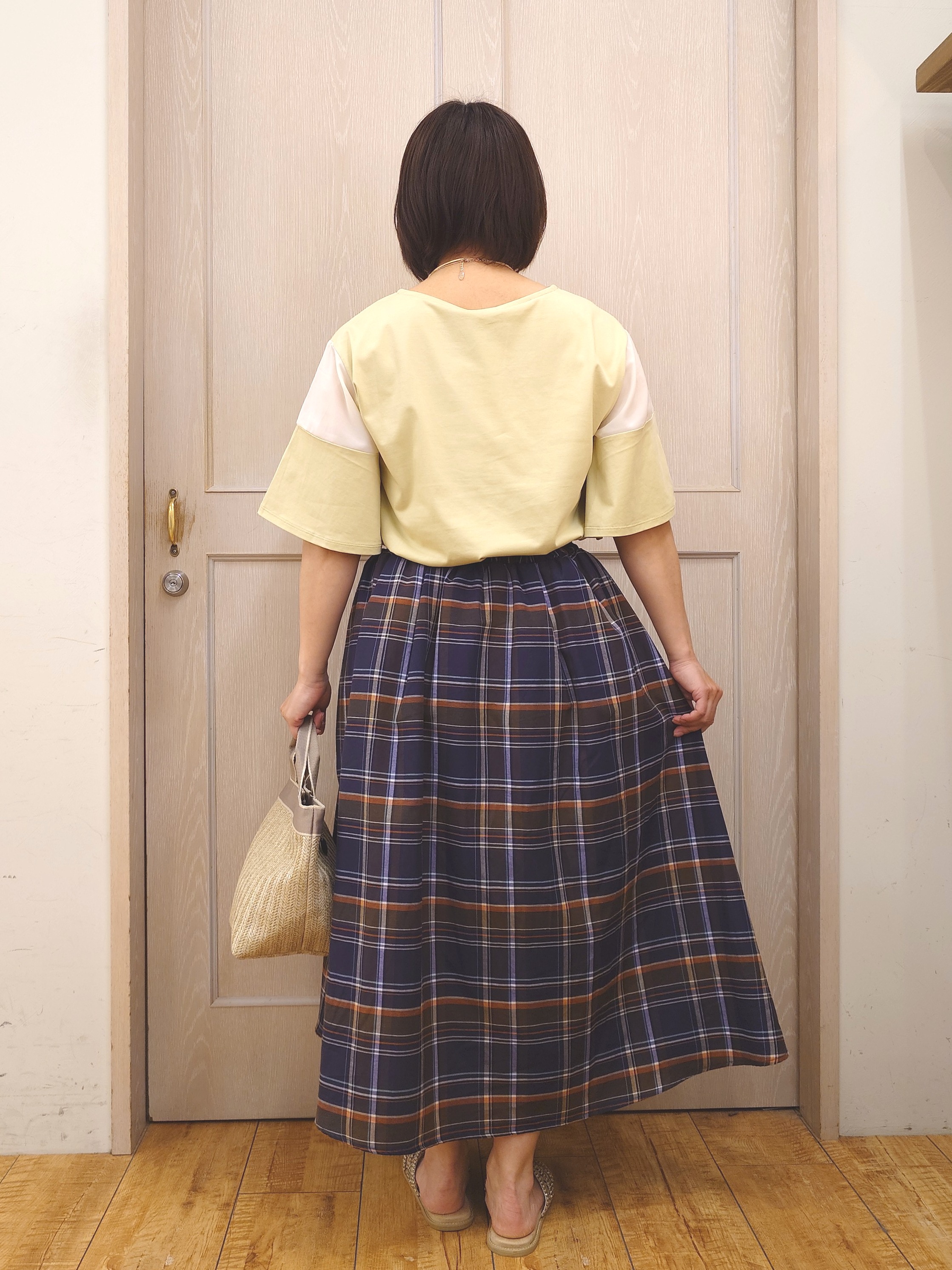 とろろさんの「SHOO･LA･RUE｜【S-LL/洗濯機可/体型カバー】フレアスリーブで二の腕を自然に隠せる 浅VネックTシャツ」を使ったコーディネート