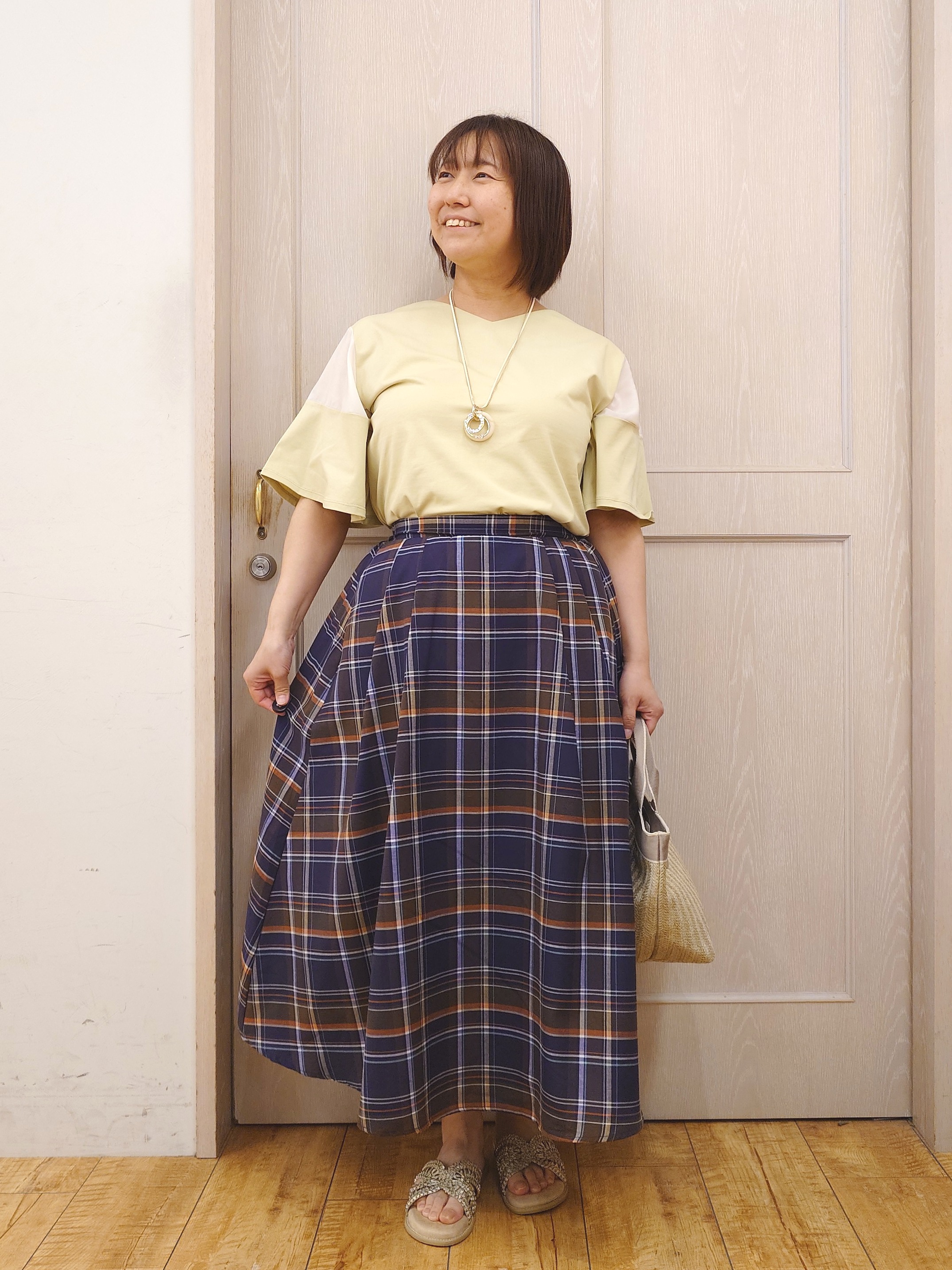 とろろさんの「SHOO･LA･RUE｜【S-LL/洗濯機可/体型カバー】フレアスリーブで二の腕を自然に隠せる 浅VネックTシャツ」を使ったコーディネート
