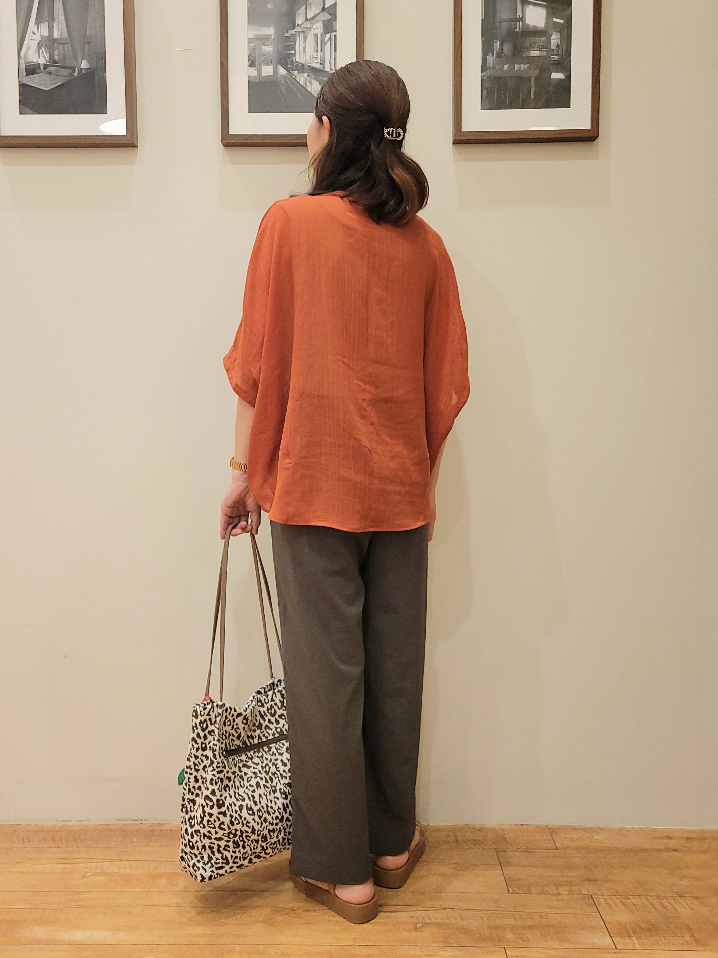 ユウさんの「SHOO･LA･RUE｜【洗濯機可/選べる6色】程よいシアー感が涼し気 ゆったりワッシャードルマンブラウス」を使ったコーディネート