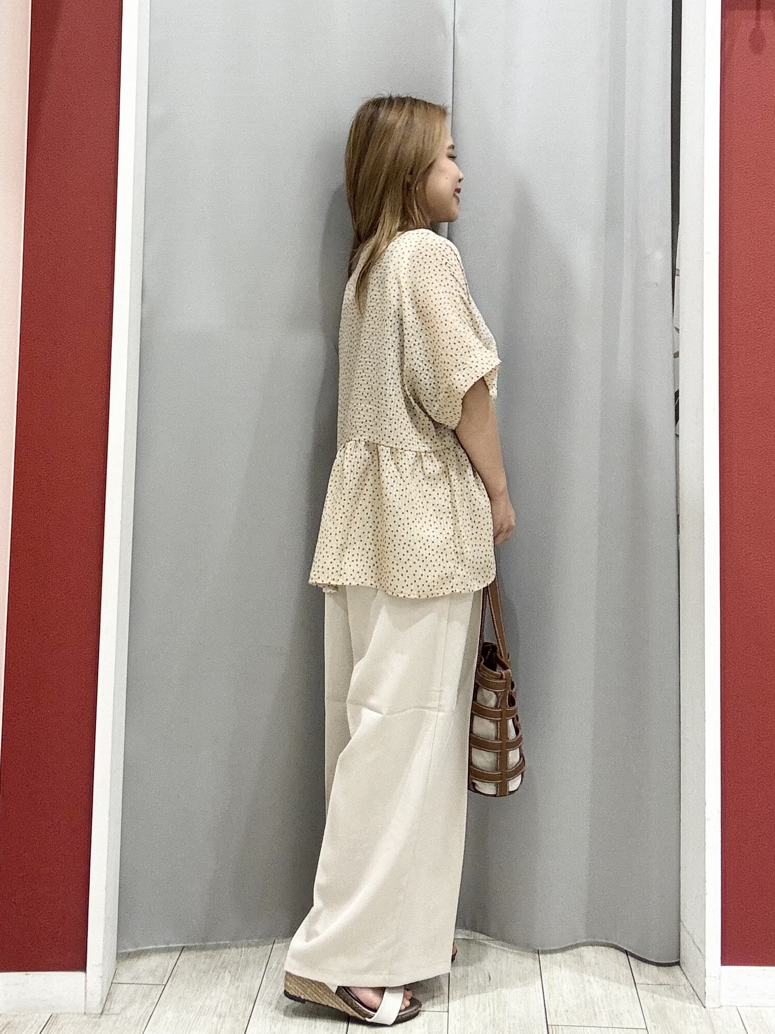 shioさんの「SHOO･LA･RUE｜【体型カバー/洗濯機可】二の腕とお腹周りが隠せる シアーペプラムブラウス」を使ったコーディネート