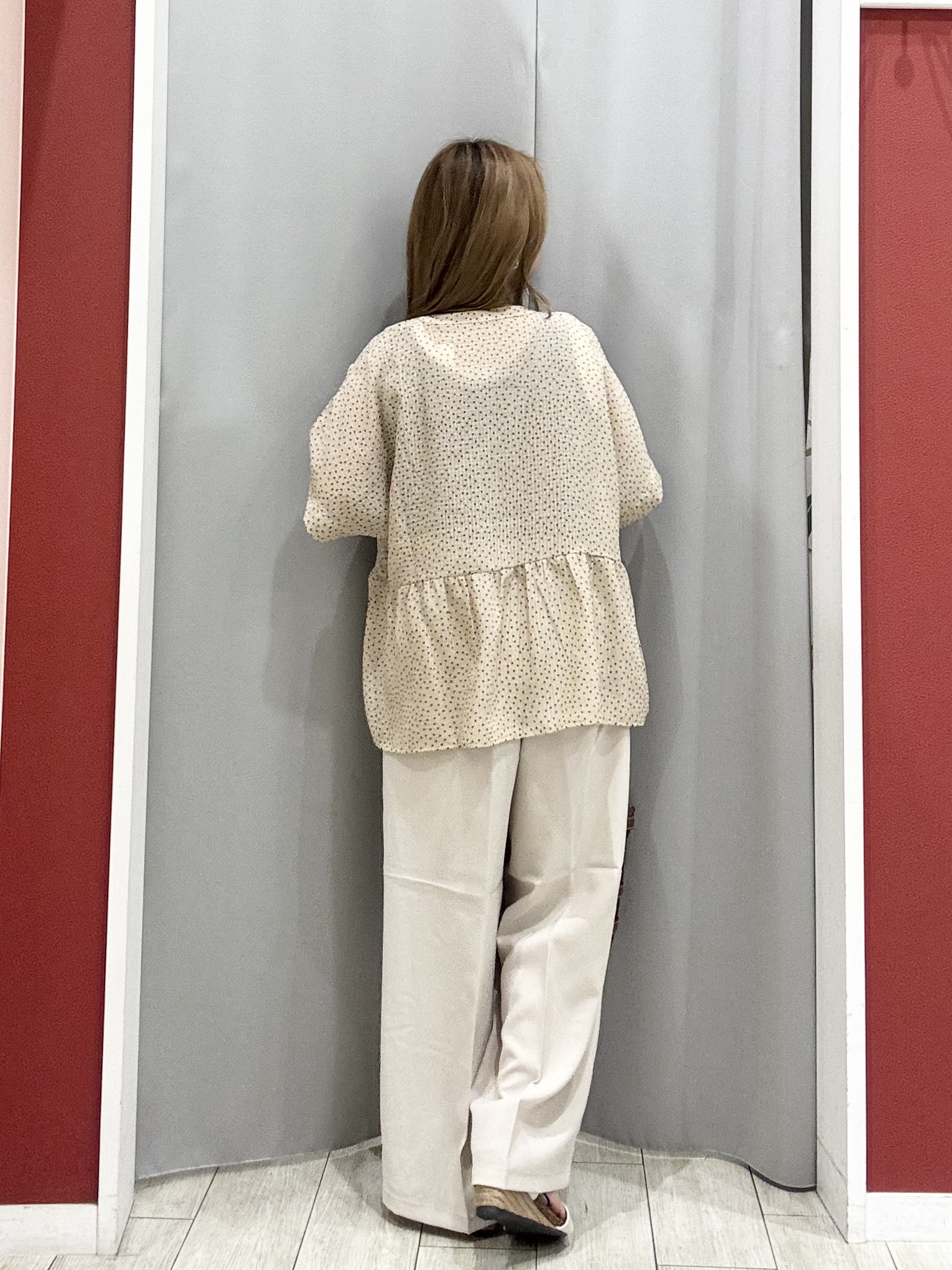 shioさんの「SHOO･LA･RUE｜【体型カバー/洗濯機可】二の腕とお腹周りが隠せる シアーペプラムブラウス」を使ったコーディネート