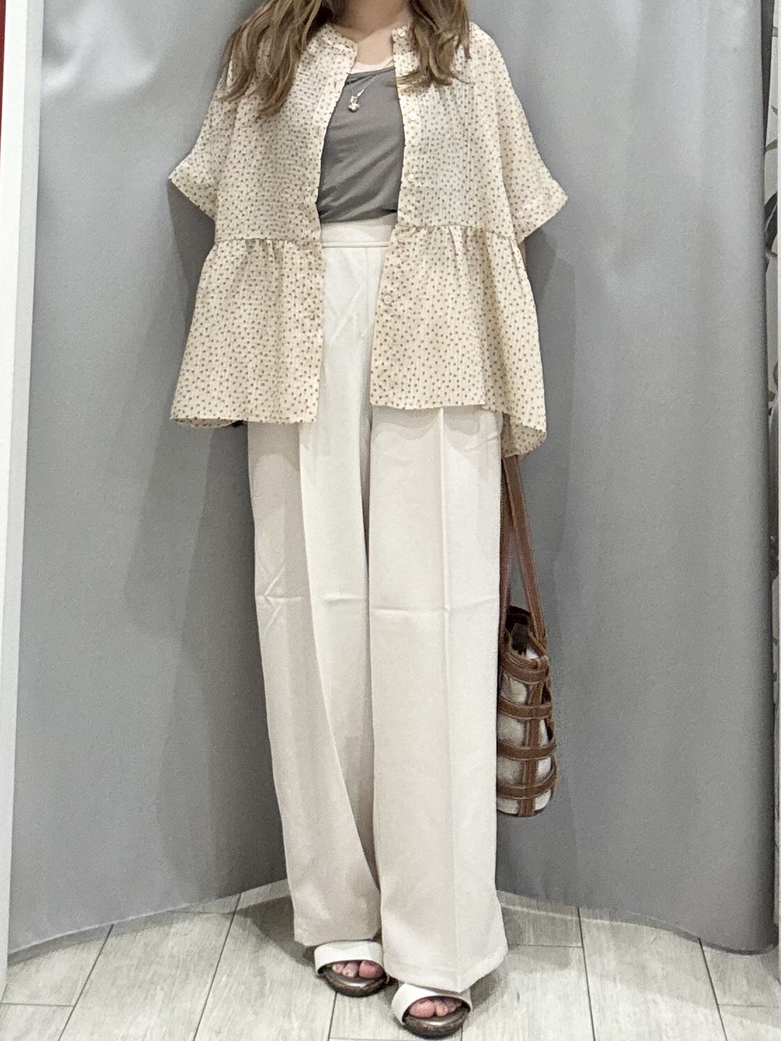 shioさんの「SHOO･LA･RUE｜【体型カバー/洗濯機可】二の腕とお腹周りが隠せる シアーペプラムブラウス」を使ったコーディネート