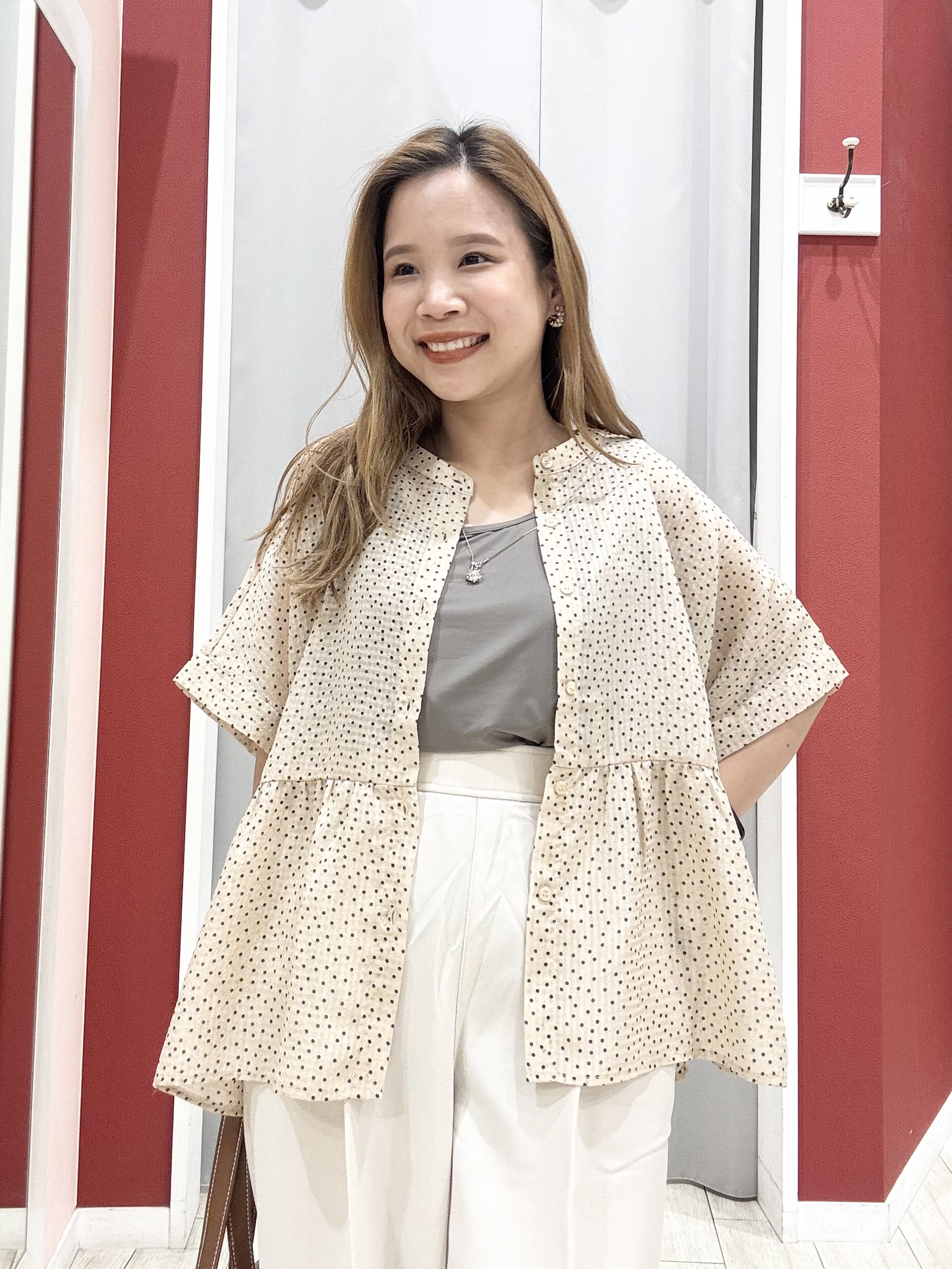 shioさんの「SHOO･LA･RUE｜【体型カバー/洗濯機可】二の腕とお腹周りが隠せる シアーペプラムブラウス」を使ったコーディネート
