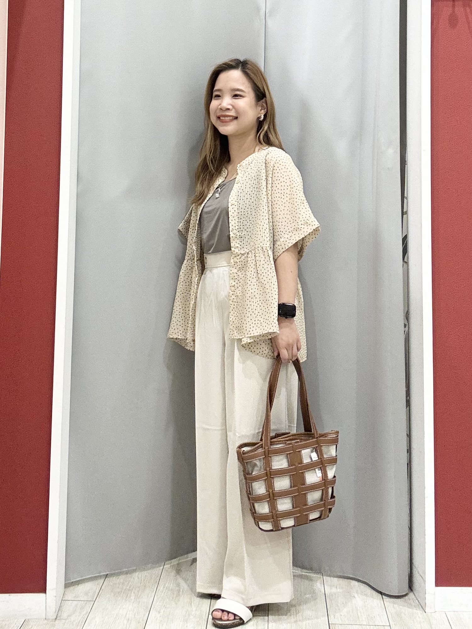 shioさんの「SHOO･LA･RUE｜【体型カバー/洗濯機可】二の腕とお腹周りが隠せる シアーペプラムブラウス」を使ったコーディネート