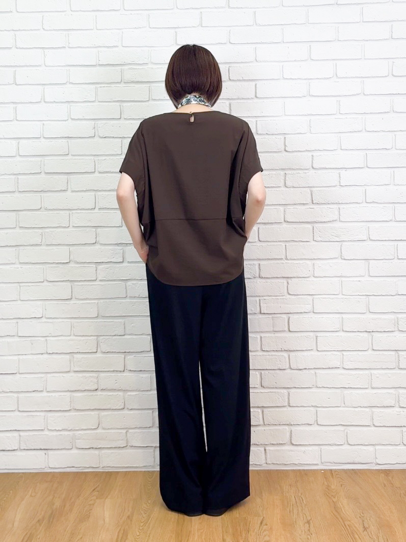 𝐜𝐡𝐢𝐤𝐚さんの「SHOO･LA･RUE｜【洗濯機可/セットアップ可】軽凛(かろりん) シンプル上品 切替コクーントップス」を使ったコーディネート