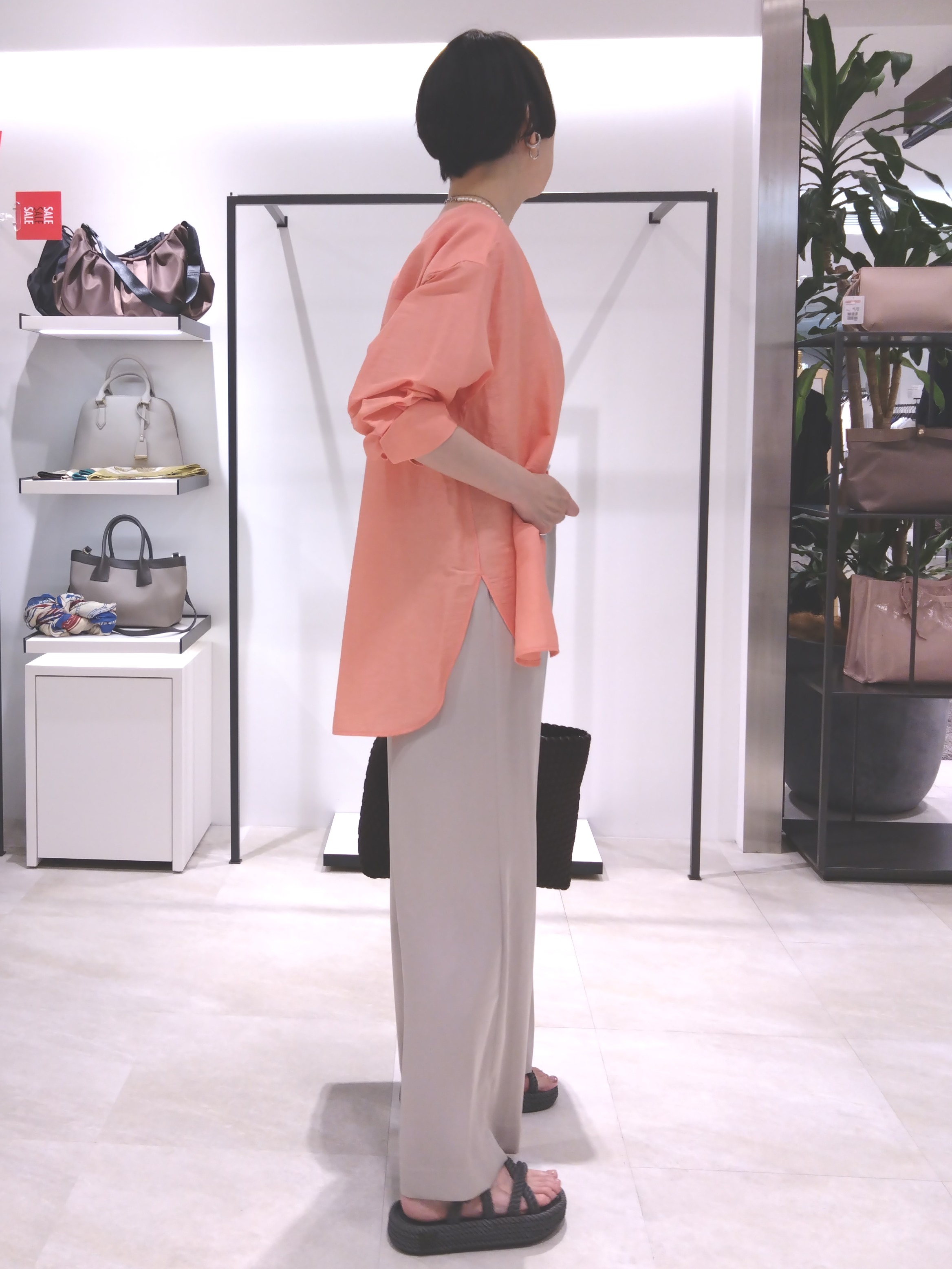 まちこさんの「UNTITLED｜◆【ゆったり/羽織り】リネンミックスバンドカラーシャツ」を使ったコーディネート