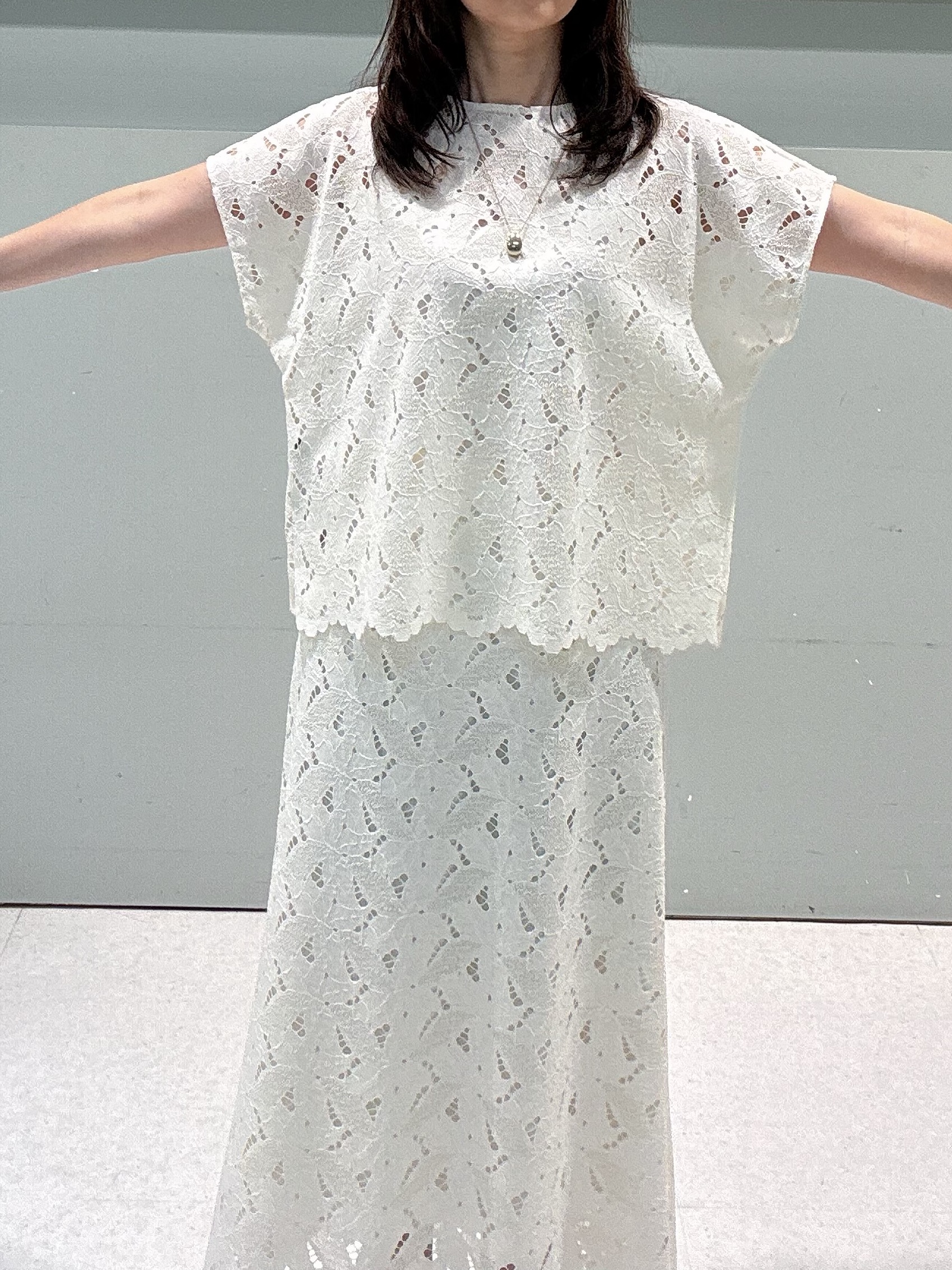 makiさんの「UNTITLED｜【セットアップ可/品のある透け感】リーフレースブラウス」を使ったコーディネート