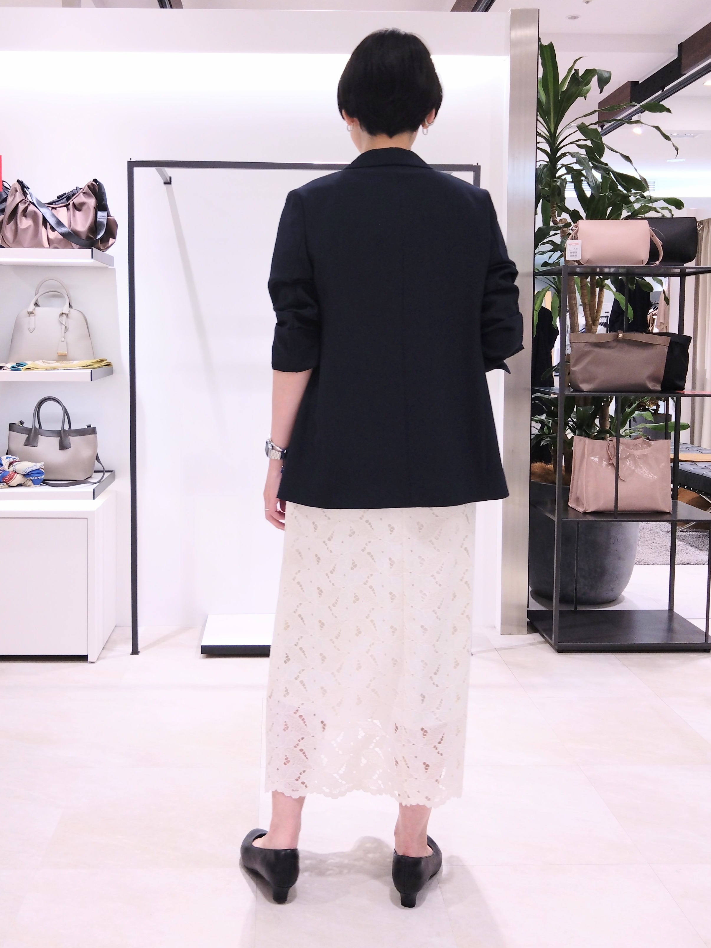 まちこさんの「UNTITLED｜【セットアップ可/品のある透け感】リーフレースブラウス」を使ったコーディネート