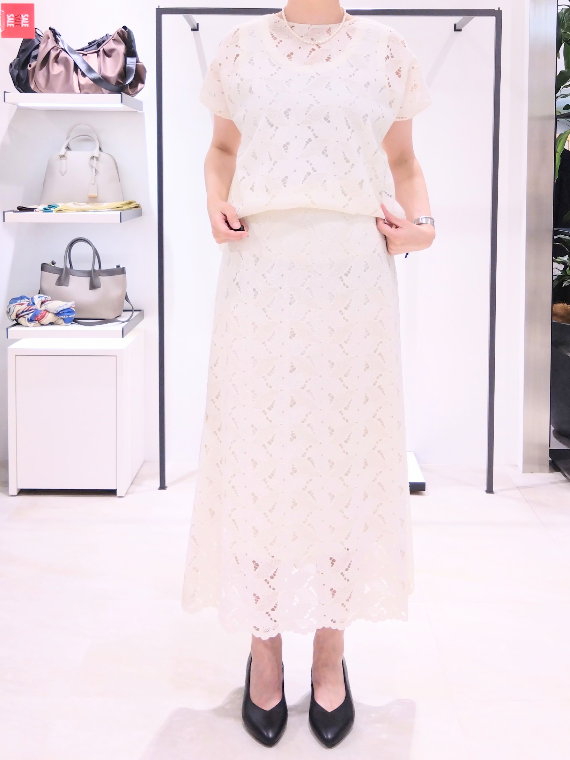 まちこさんの「UNTITLED｜【セットアップ可/品のある透け感】リーフレースブラウス」を使ったコーディネート