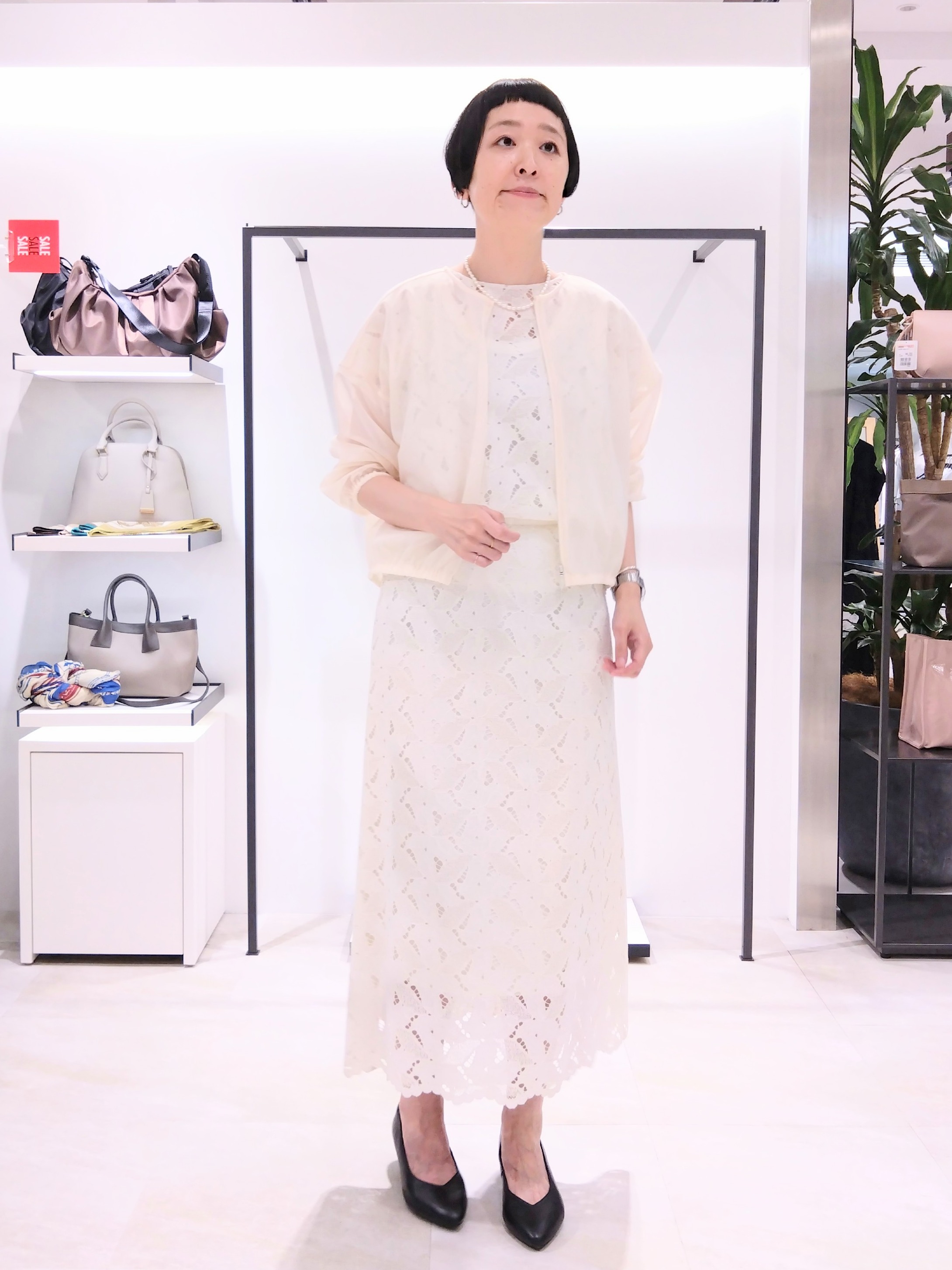まちこさんの「UNTITLED｜【セットアップ可/品のある透け感】リーフレースブラウス」を使ったコーディネート