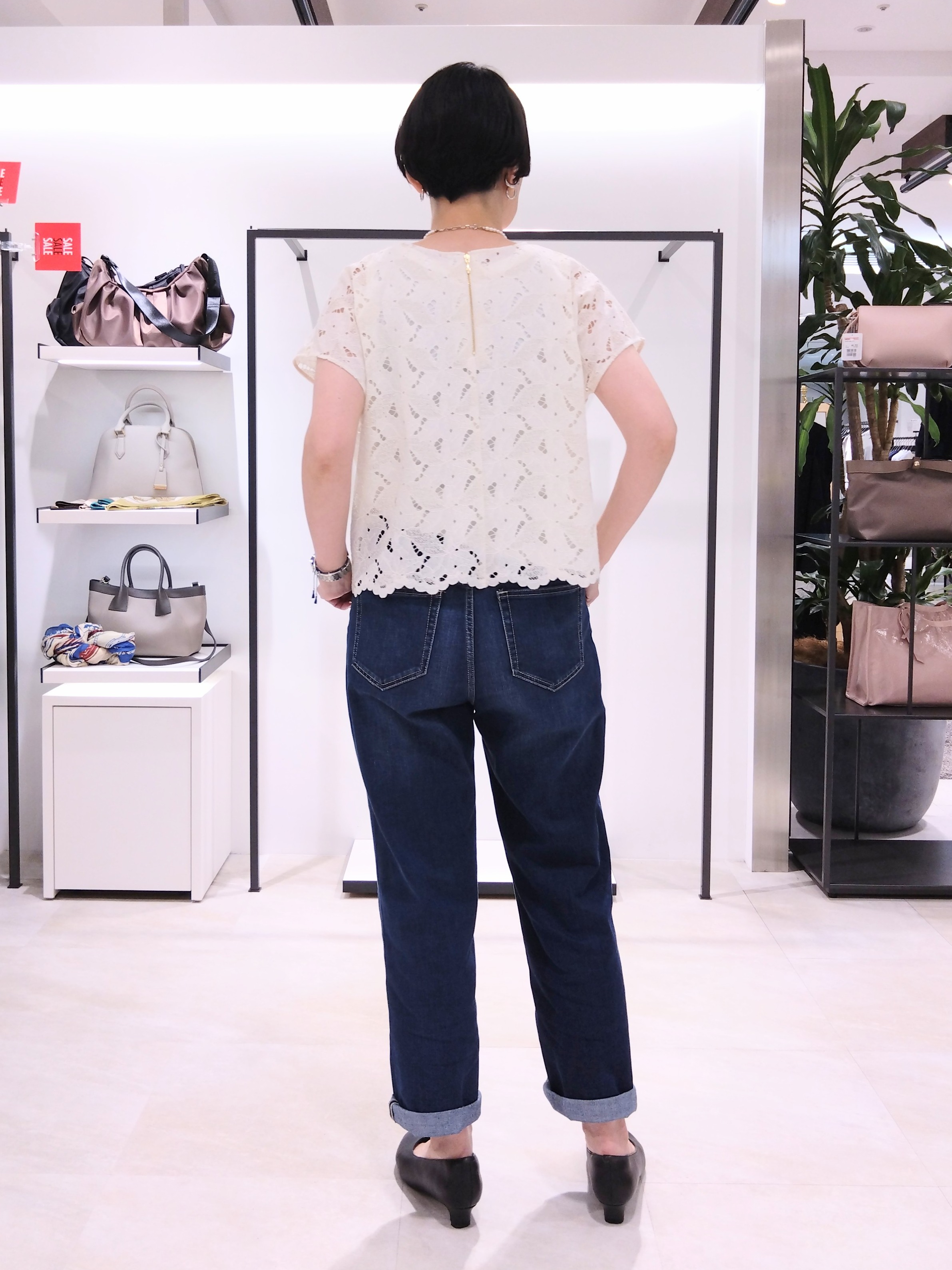 まちこさんの「UNTITLED｜【セットアップ可/品のある透け感】リーフレースブラウス」を使ったコーディネート