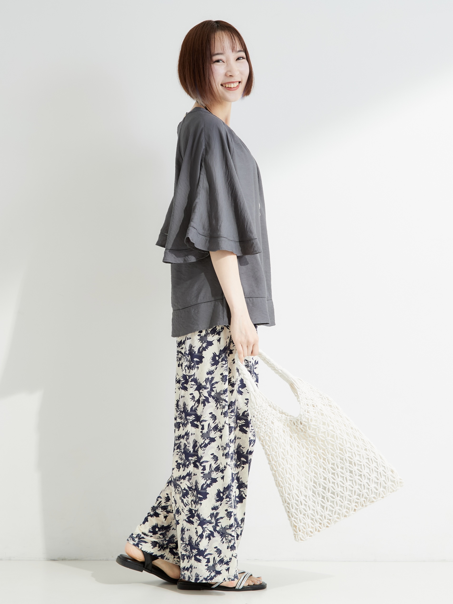 𝐜𝐡𝐢𝐤𝐚さんの「SHOO･LA･RUE｜【S-LL/洗濯機可/体型カバー】はしごレースがポイント スラブポンチョ風ブラウス」を使ったコーディネート