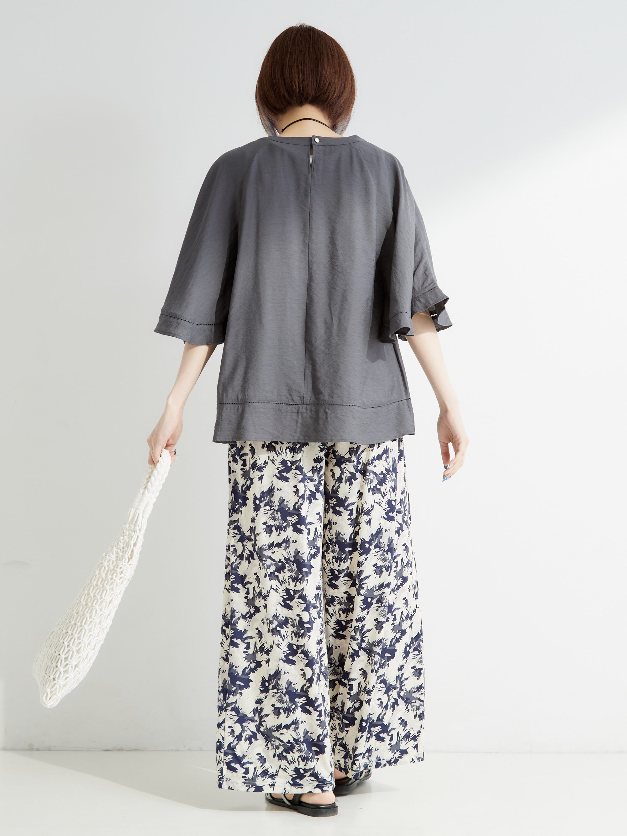 𝐜𝐡𝐢𝐤𝐚さんの「SHOO･LA･RUE｜【S-LL/洗濯機可/体型カバー】はしごレースがポイント スラブポンチョ風ブラウス」を使ったコーディネート
