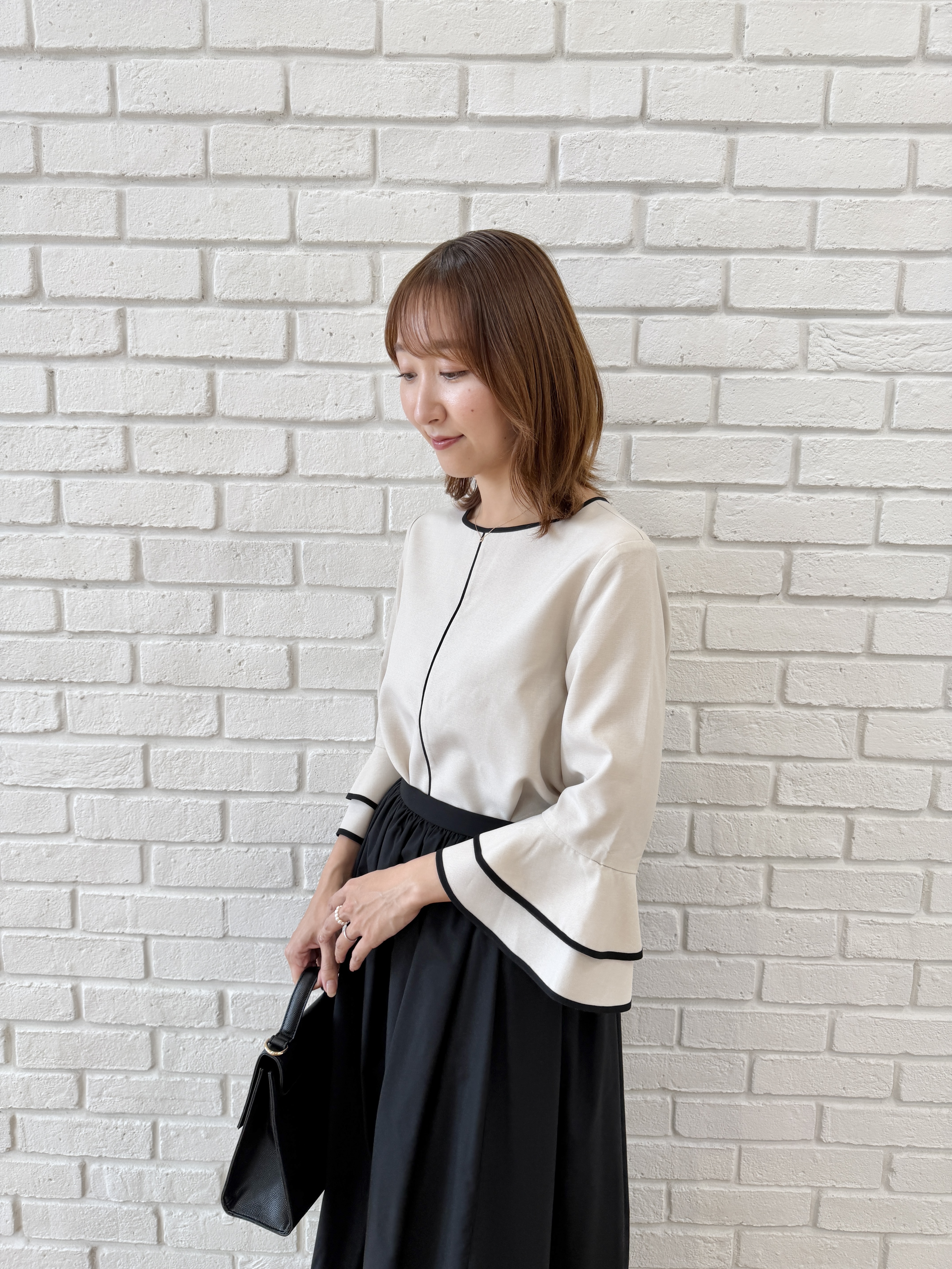 みぃさんの「Couture brooch｜【イージーケア・接触冷感・吸水速乾】配色ラッフルブラウス」を使ったコーディネート