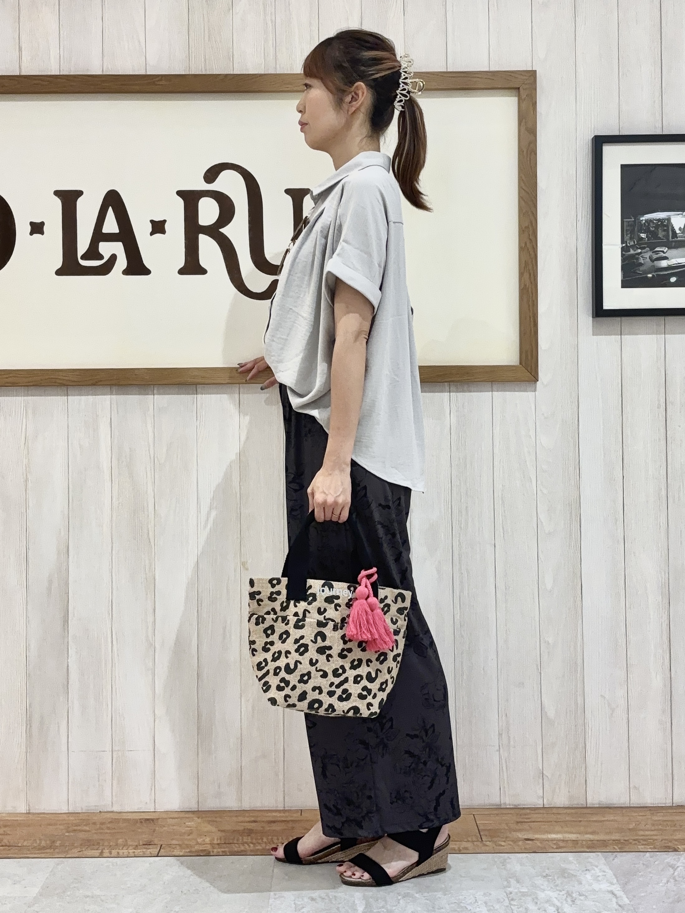 みきぽんさんの「SHOO･LA･RUE｜【洗濯後しわになりにくい/体型カバー】二の腕も隠せる　お袖ロールアップ半袖シャツ」を使ったコーディネート