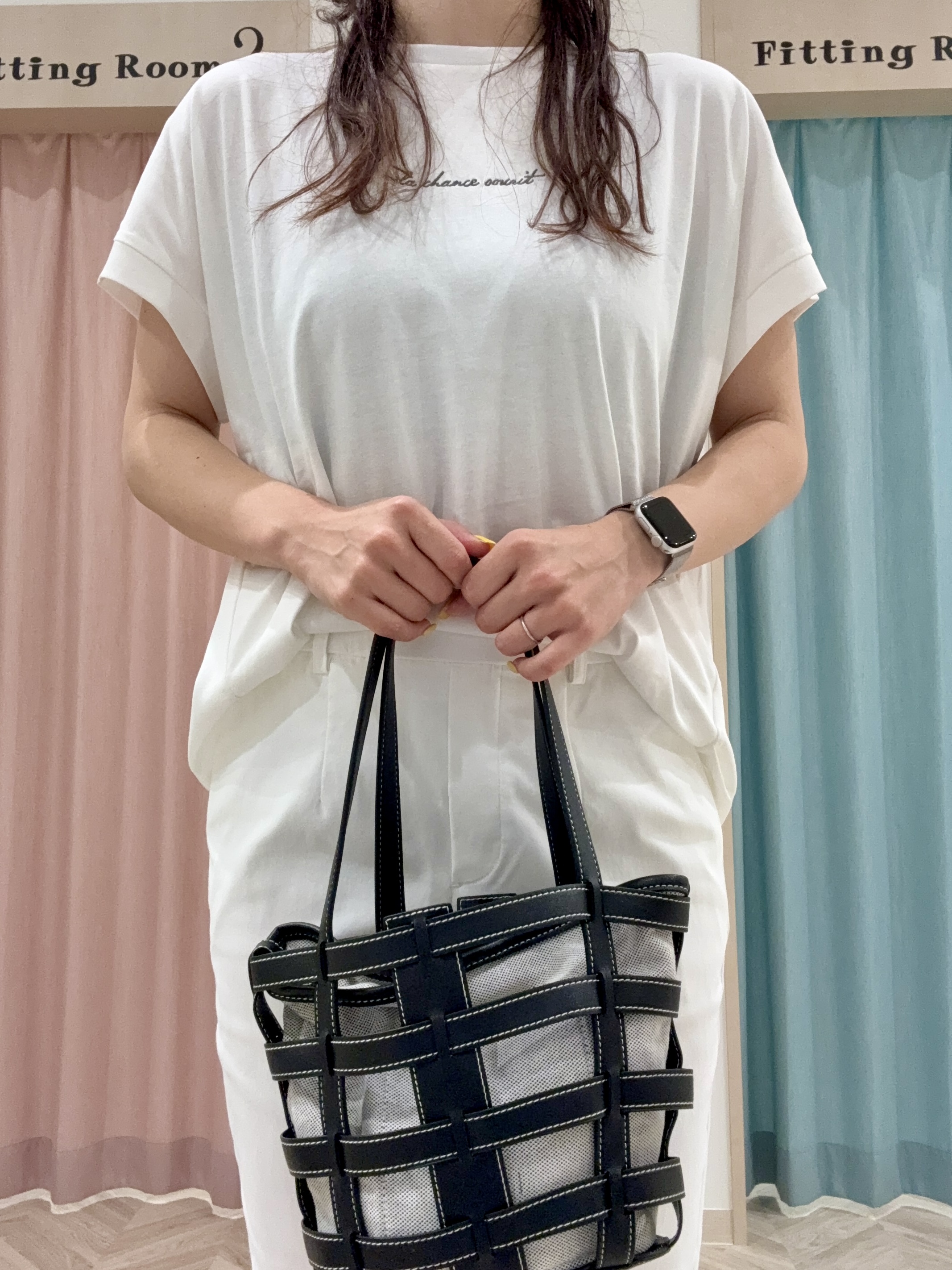 kさんの「SHOO･LA･RUE｜【汗じみ防止/S-LL/体型カバー/洗濯機可】汗じみが気になりにくい 大人の刺繍ロゴTシャツ」を使ったコーディネート