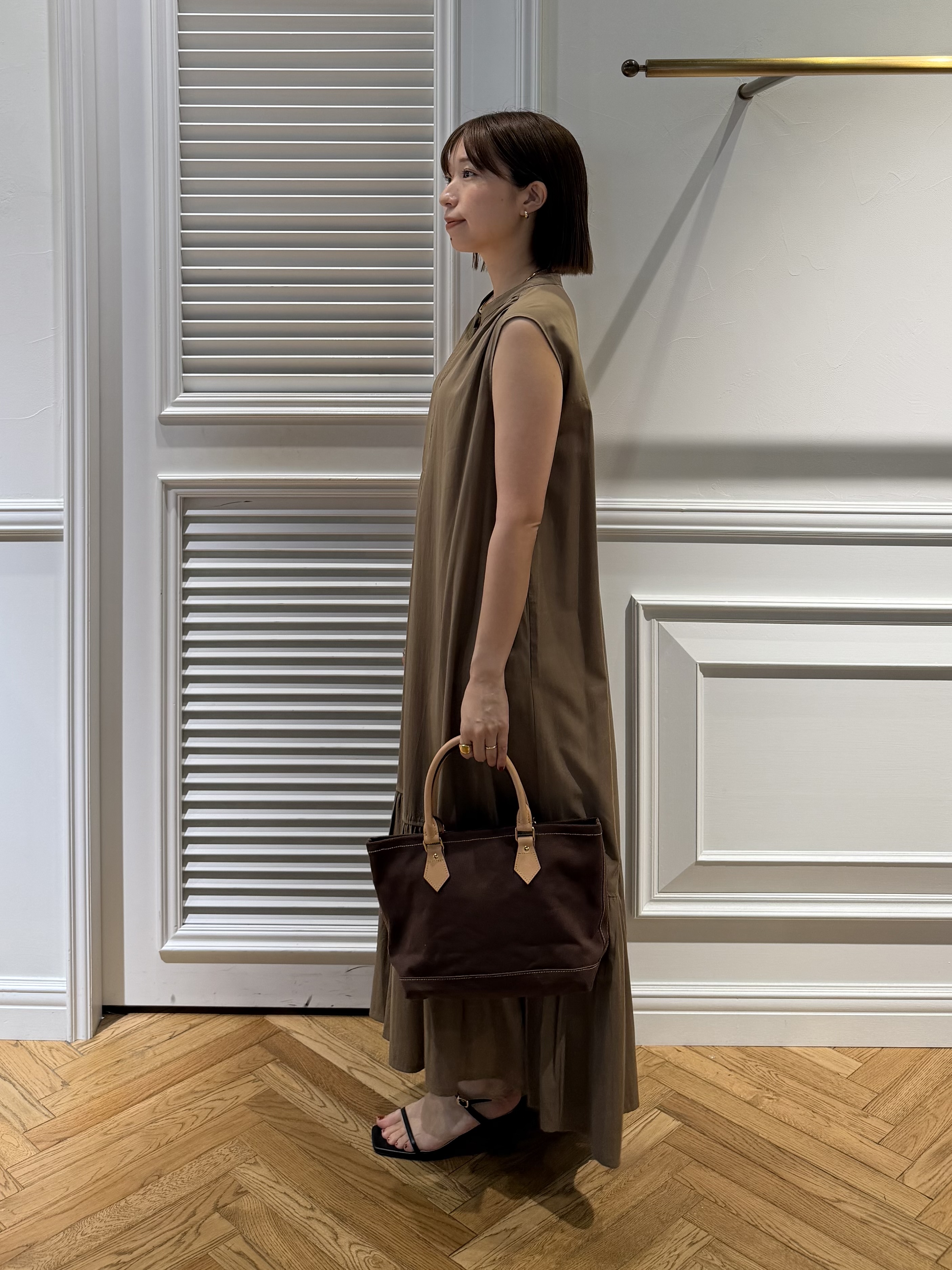 つじ まこさんの「DRESSTERIOR｜NEWBOOK（ニュウ ブック） CARRY ALL SMALL WIDE トートバッグ」を使ったコーディネート