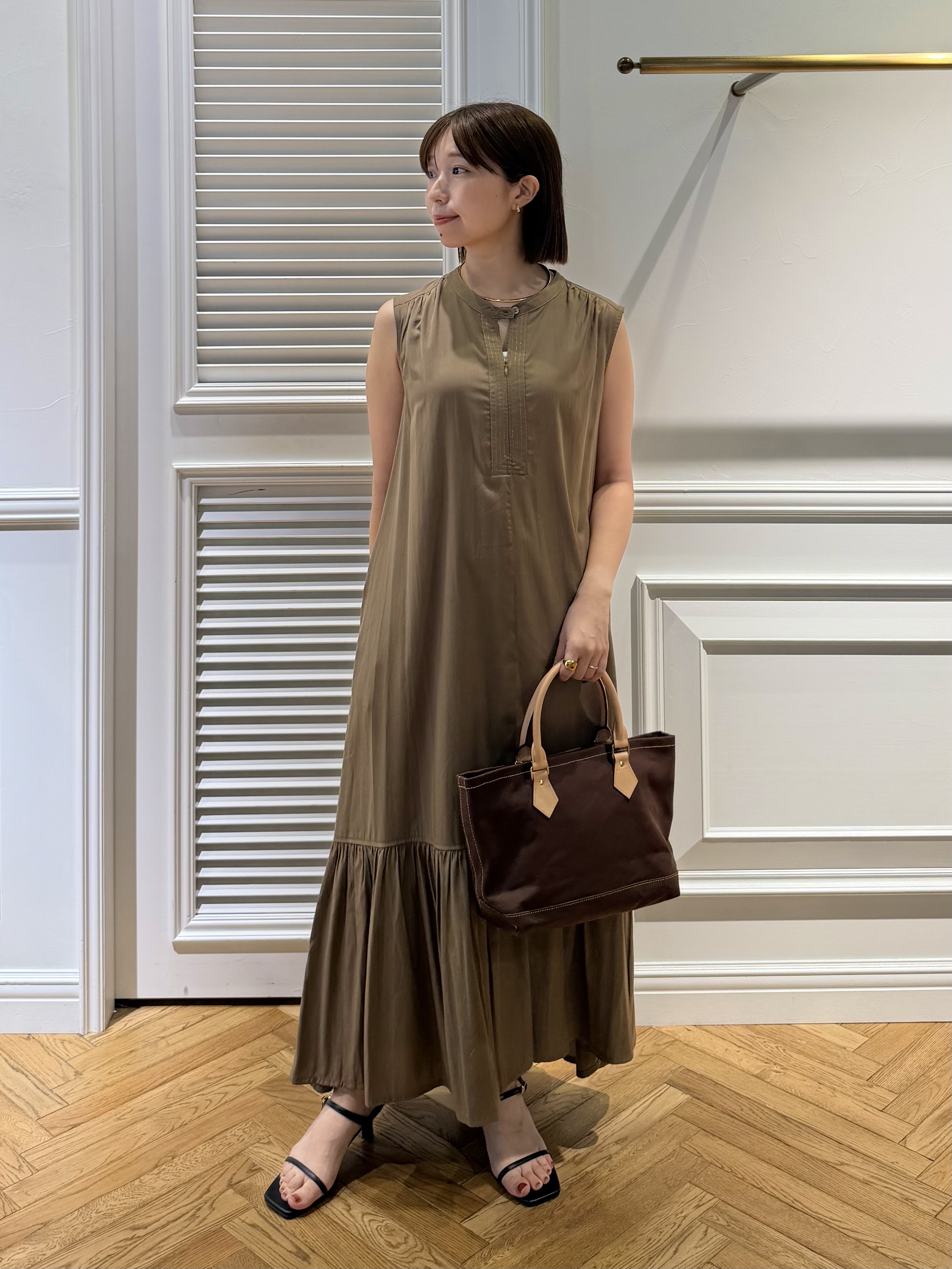 つじ まこさんの「DRESSTERIOR｜NEWBOOK（ニュウ ブック） CARRY ALL SMALL WIDE トートバッグ」を使ったコーディネート