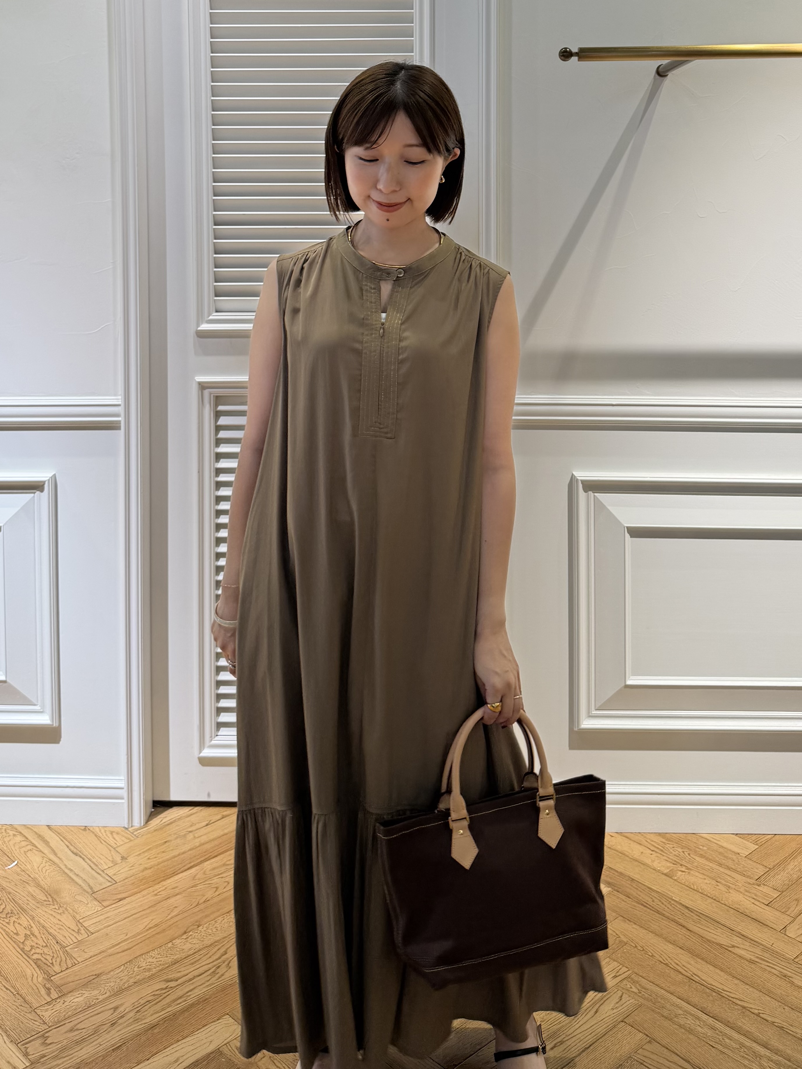 つじ まこさんの「DRESSTERIOR｜NEWBOOK（ニュウ ブック） CARRY ALL SMALL WIDE トートバッグ」を使ったコーディネート