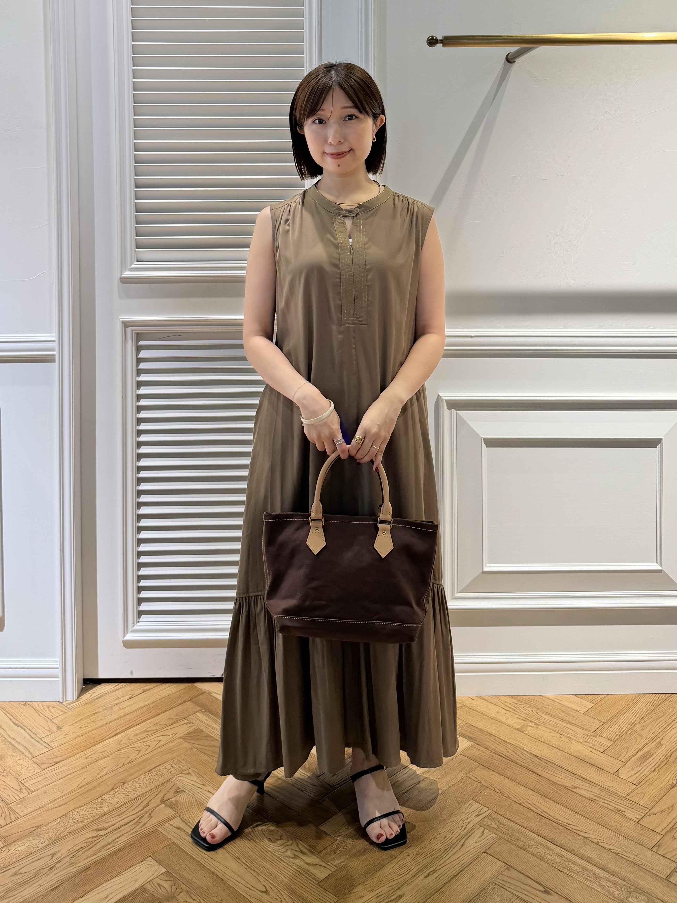 つじ まこさんの「DRESSTERIOR｜NEWBOOK（ニュウ ブック） CARRY ALL SMALL WIDE トートバッグ」を使ったコーディネート