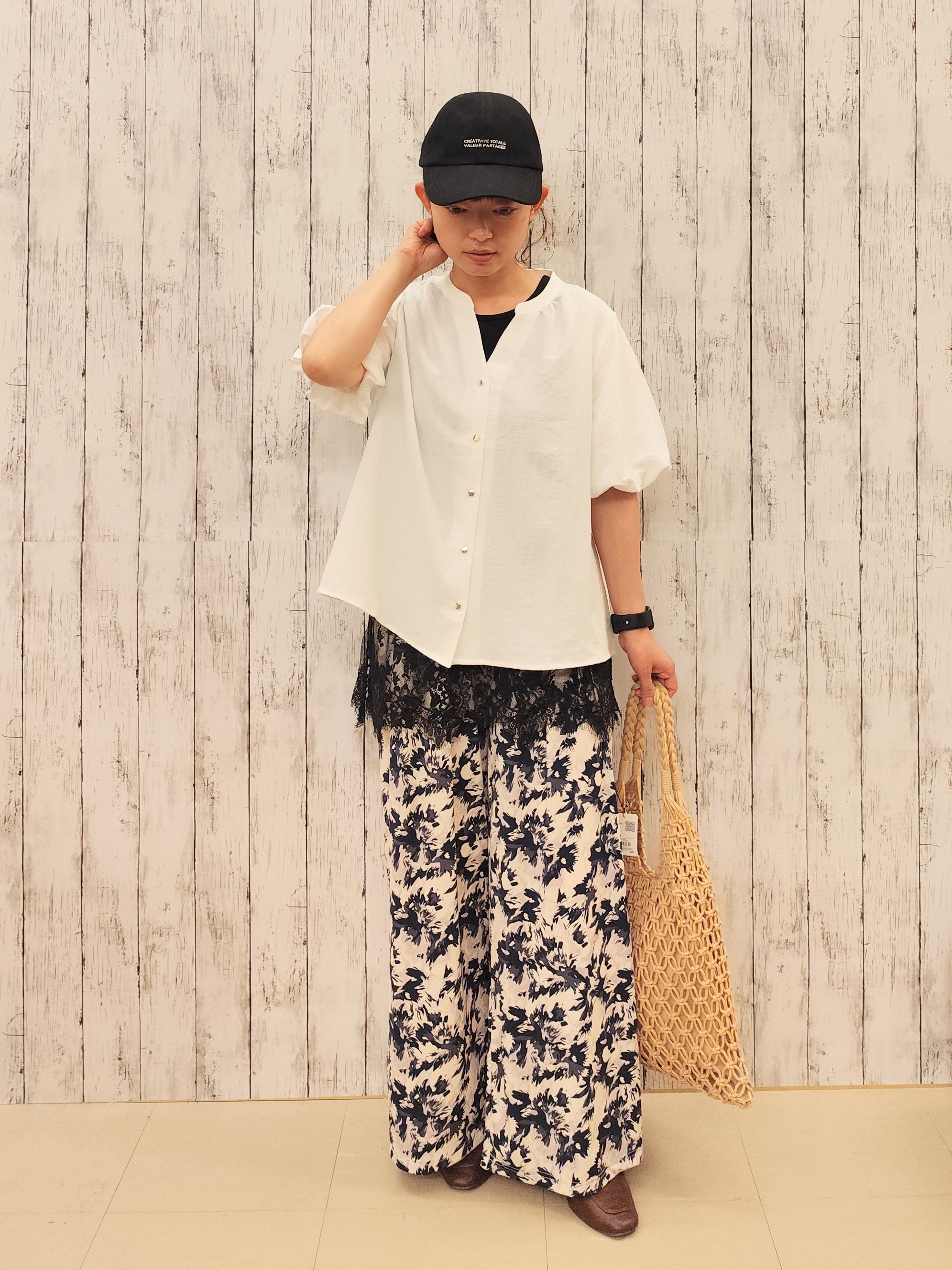 mayumiさんの「SHOO･LA･RUE｜【洗濯機可】バルーンスリーブで二の腕カバー キーネック5分袖ブラウス」を使ったコーディネート