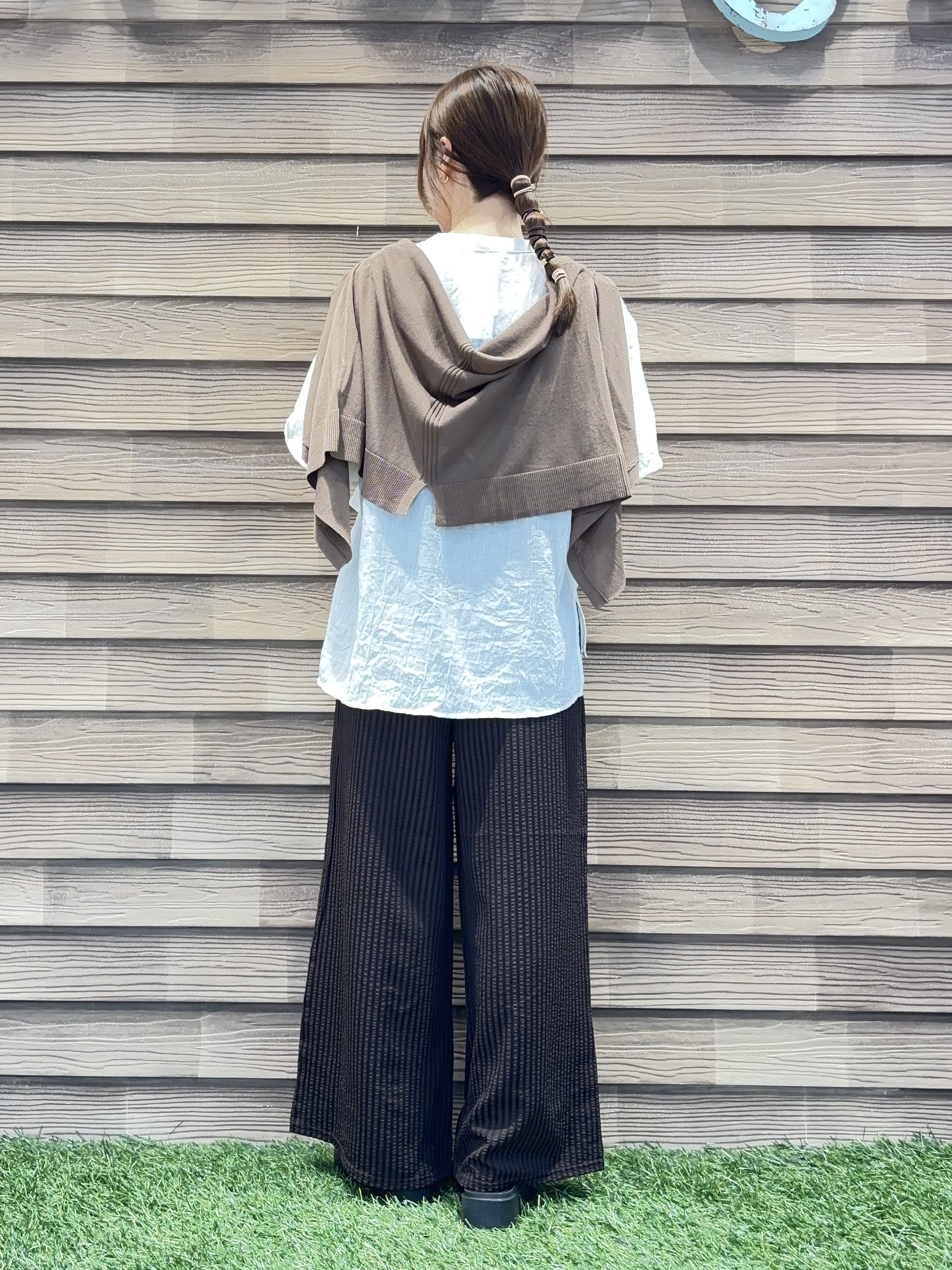 himiさんの「SHOO･LA･RUE｜フロントフリル シアーワッシャーブラウス」を使ったコーディネート