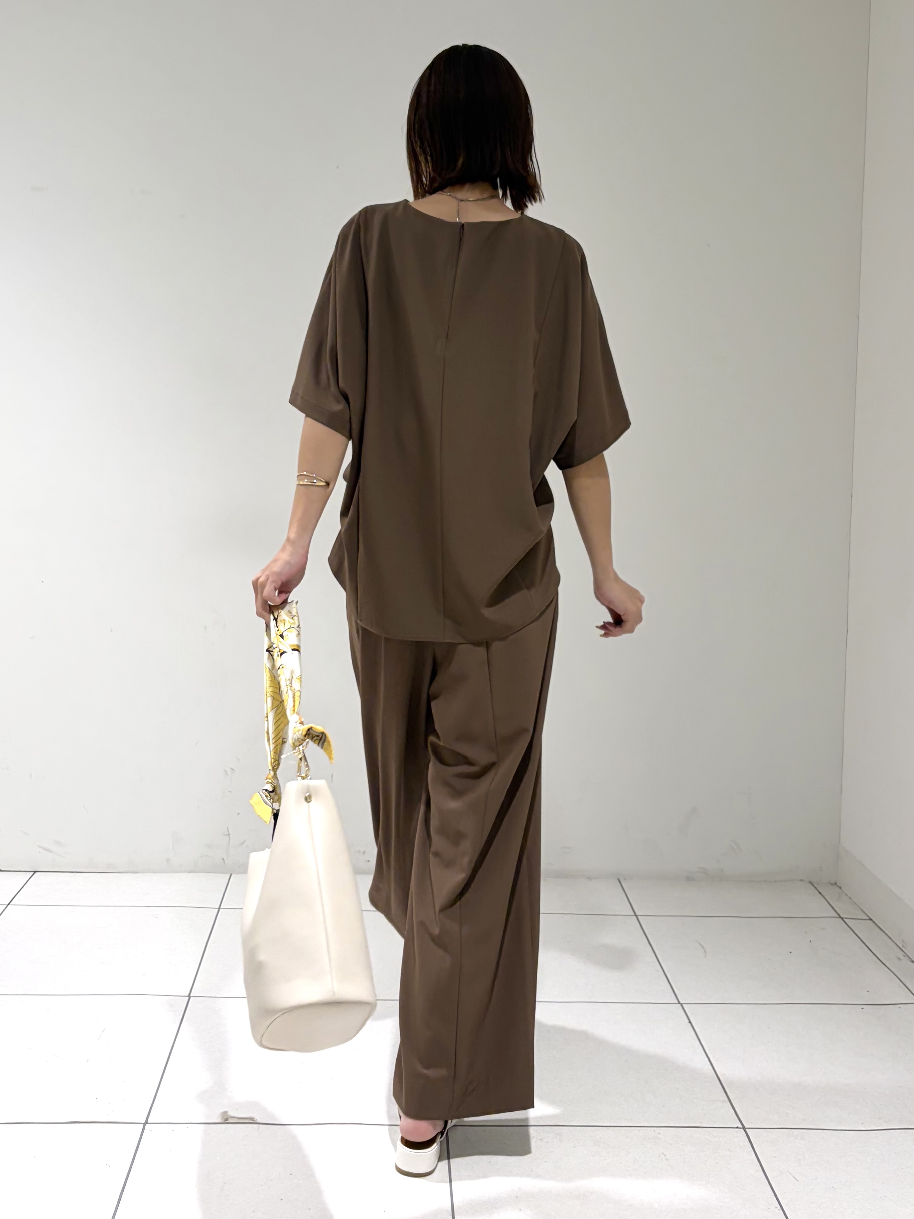 shioriさんの「INDIVI｜【体型＆二の腕カバー/着る日傘】ドルマントップス」を使ったコーディネート