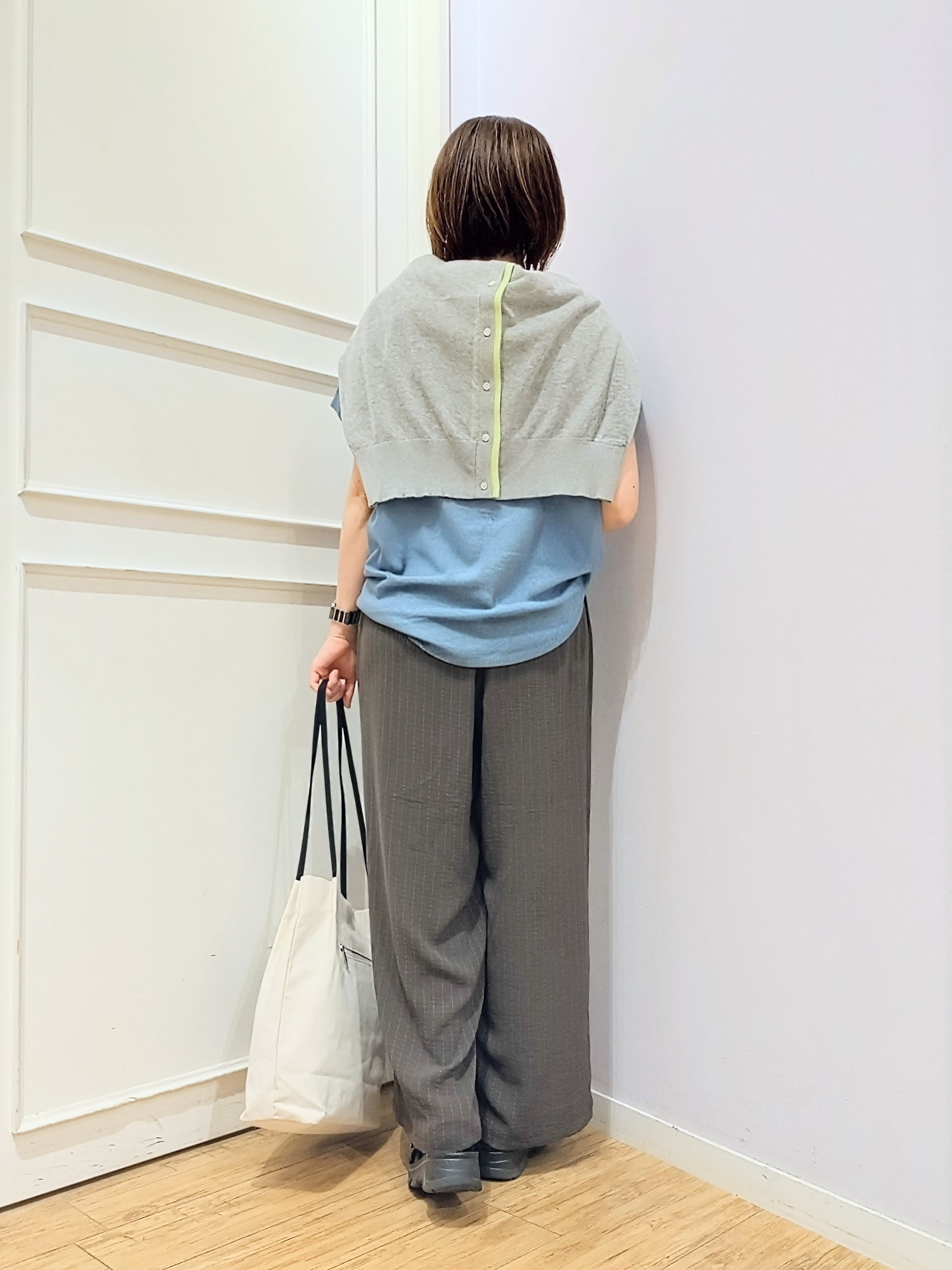 miomioさんの「SHOO･LA･RUE｜【汗じみ防止/S-LL/体型カバー/洗濯機可】汗じみが気になりにくい 大人の刺繍ロゴTシャツ」を使ったコーディネート