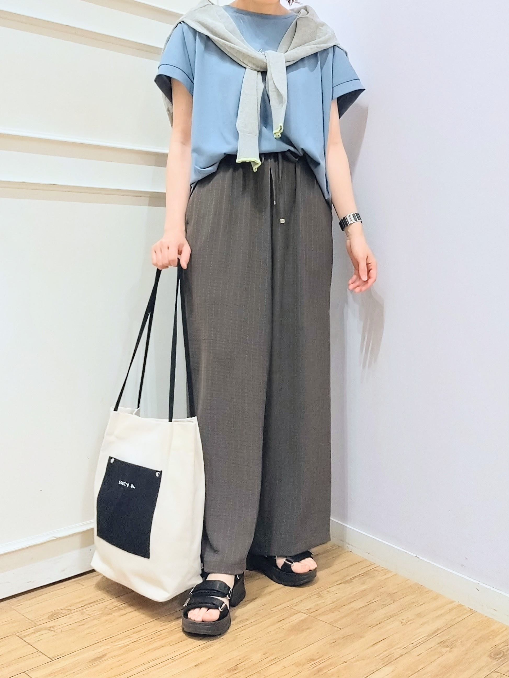 miomioさんの「SHOO･LA･RUE｜【汗じみ防止/S-LL/体型カバー/洗濯機可】汗じみが気になりにくい 大人の刺繍ロゴTシャツ」を使ったコーディネート