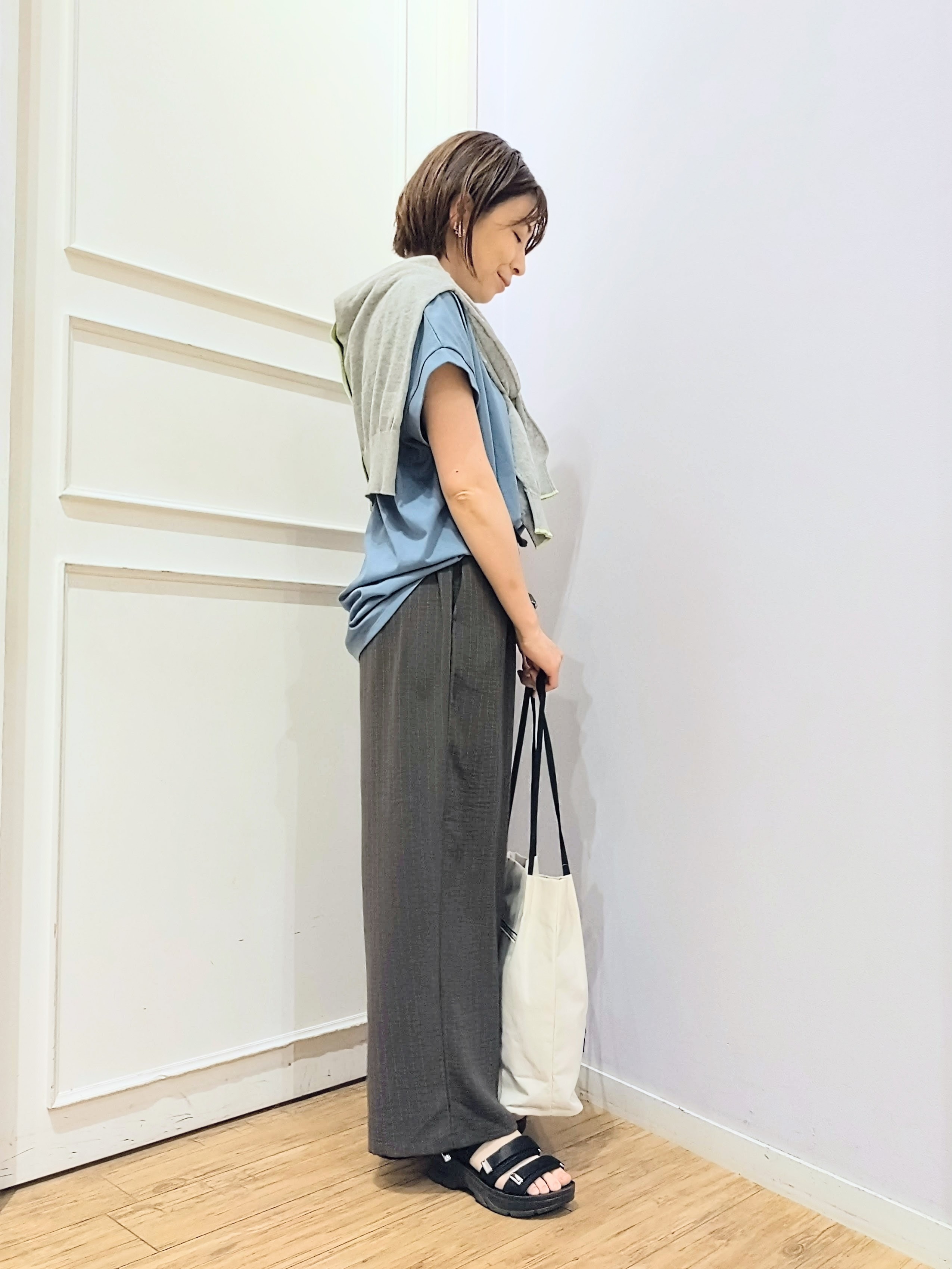 miomioさんの「SHOO･LA･RUE｜【汗じみ防止/S-LL/体型カバー/洗濯機可】汗じみが気になりにくい 大人の刺繍ロゴTシャツ」を使ったコーディネート